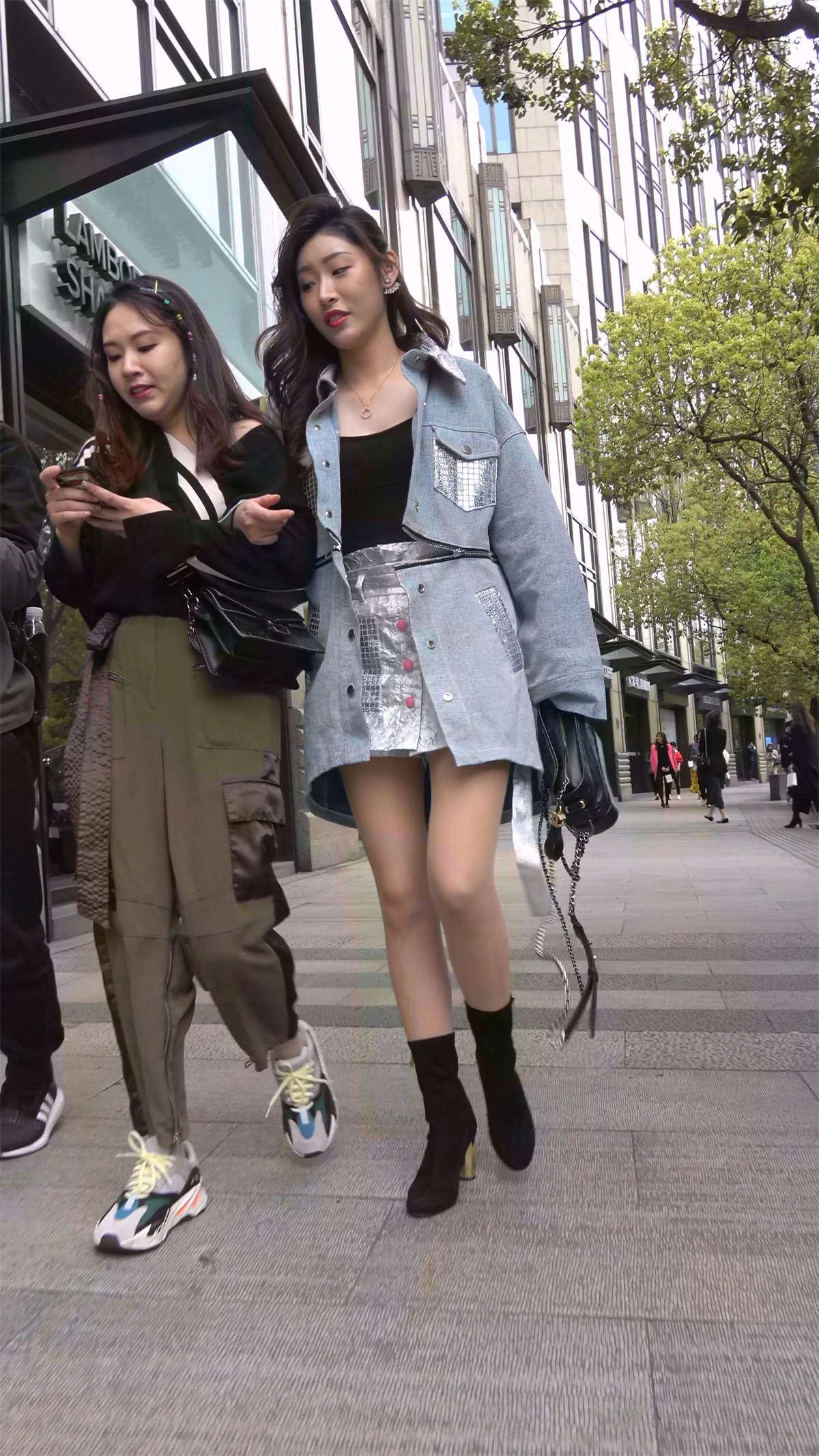 时尚气质的美腿丝袜女孩