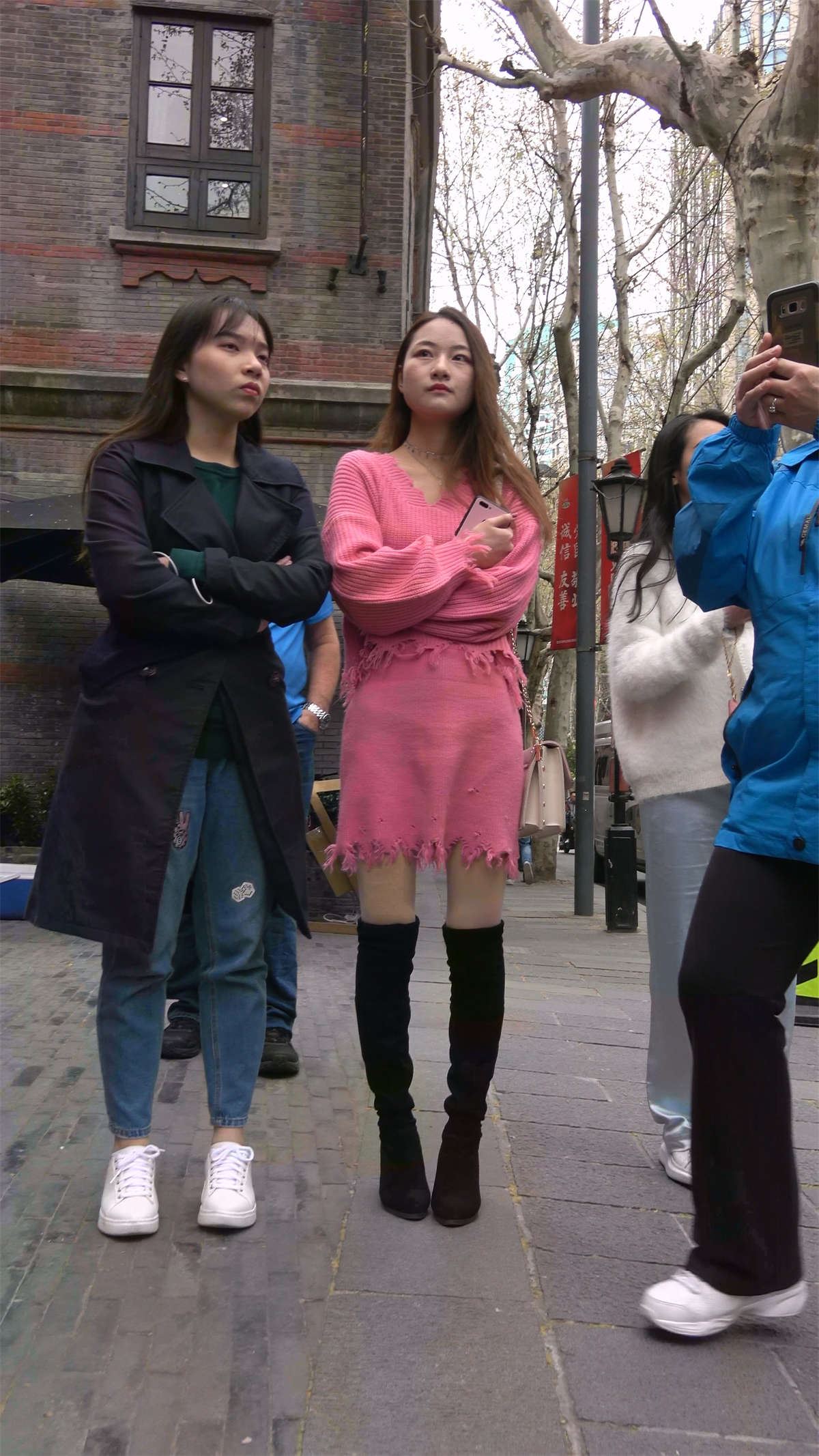 长靴美腿粉色毛衣美女