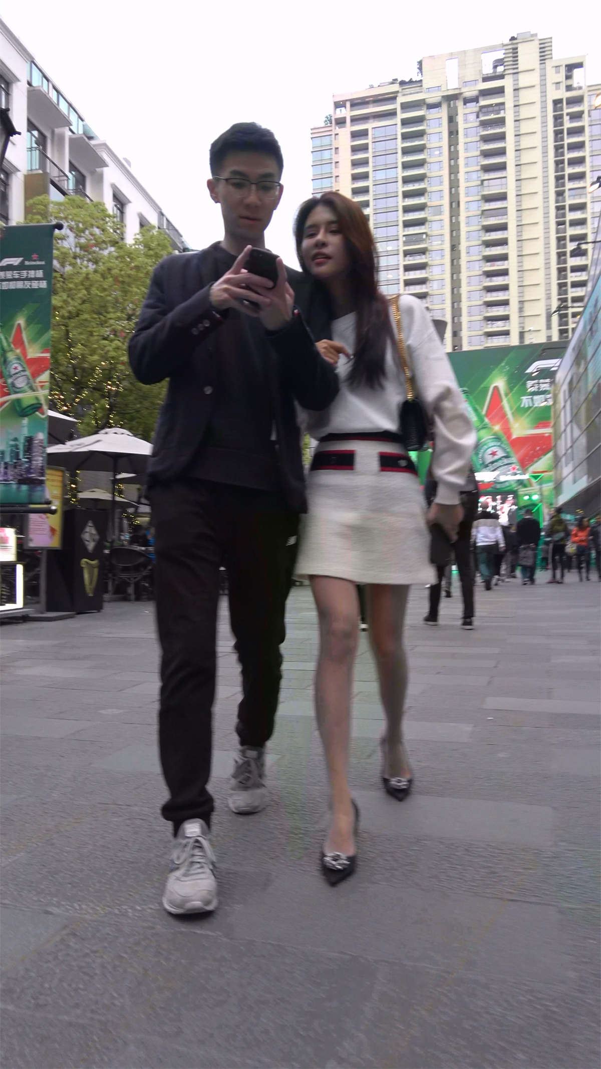 丝袜高跟短裙美女