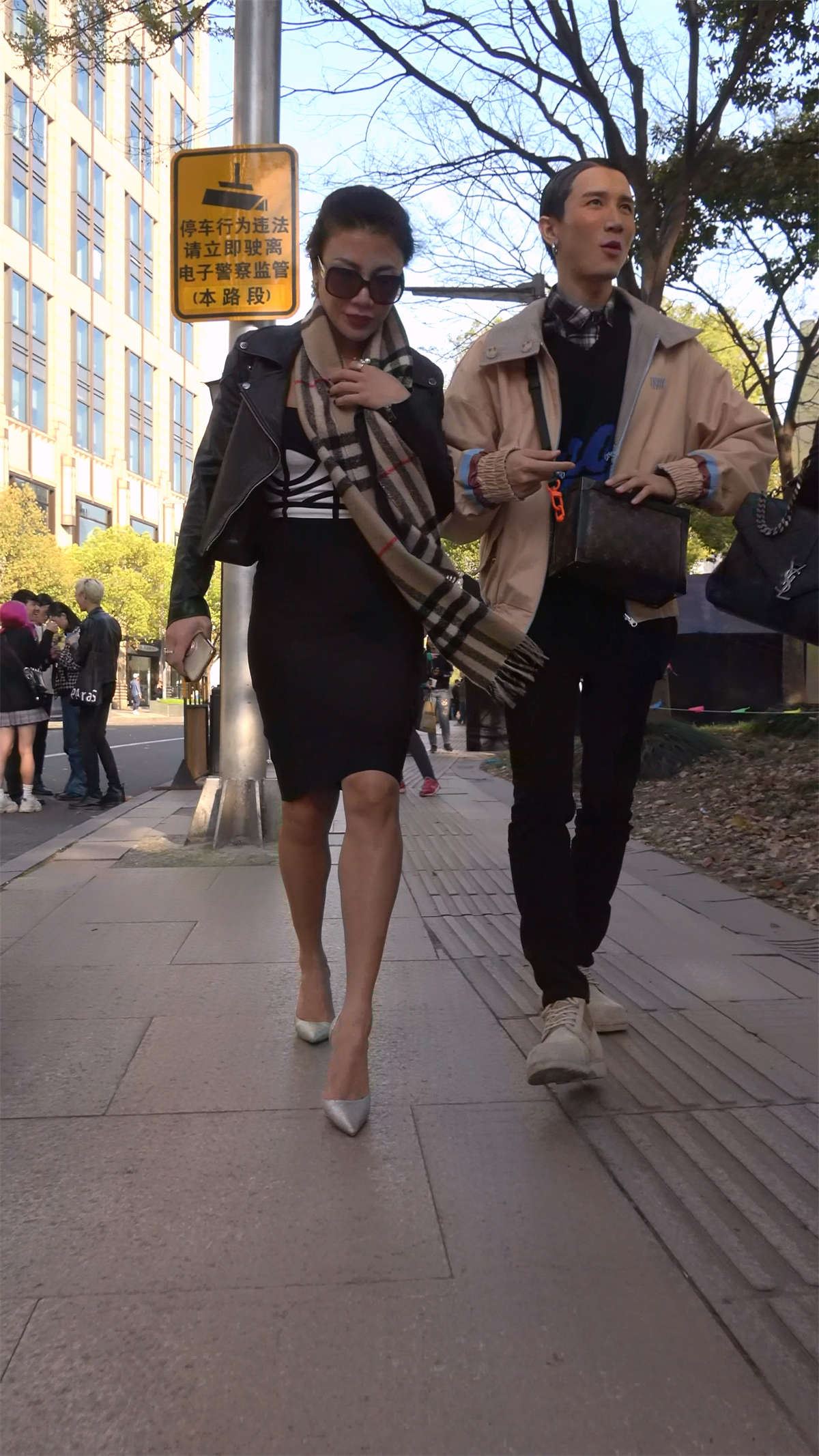 成熟的包臀裙高跟女子
