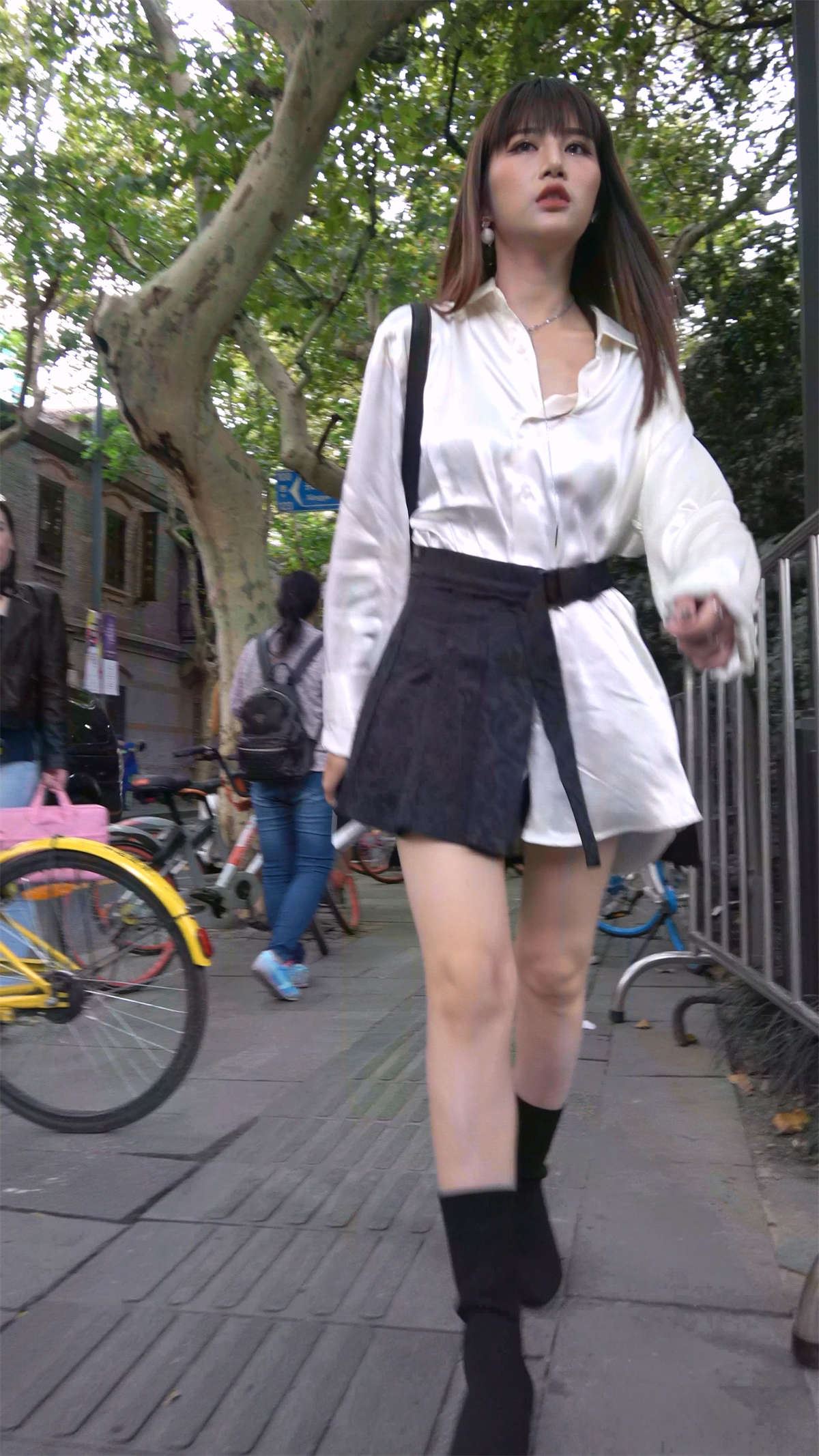 性感美腿白裙高跟女
