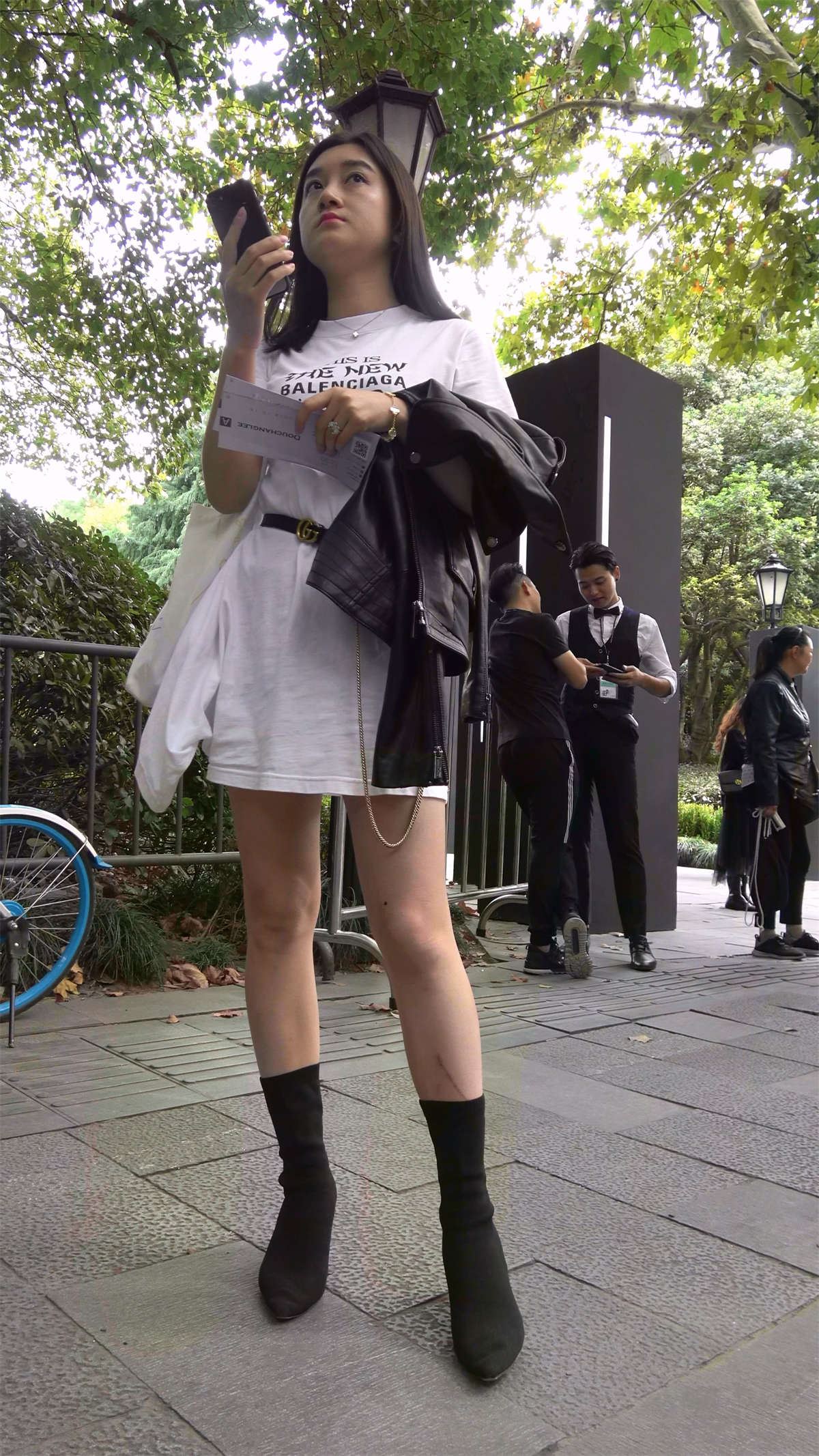等闺蜜一起逛街的性感长腿姐姐