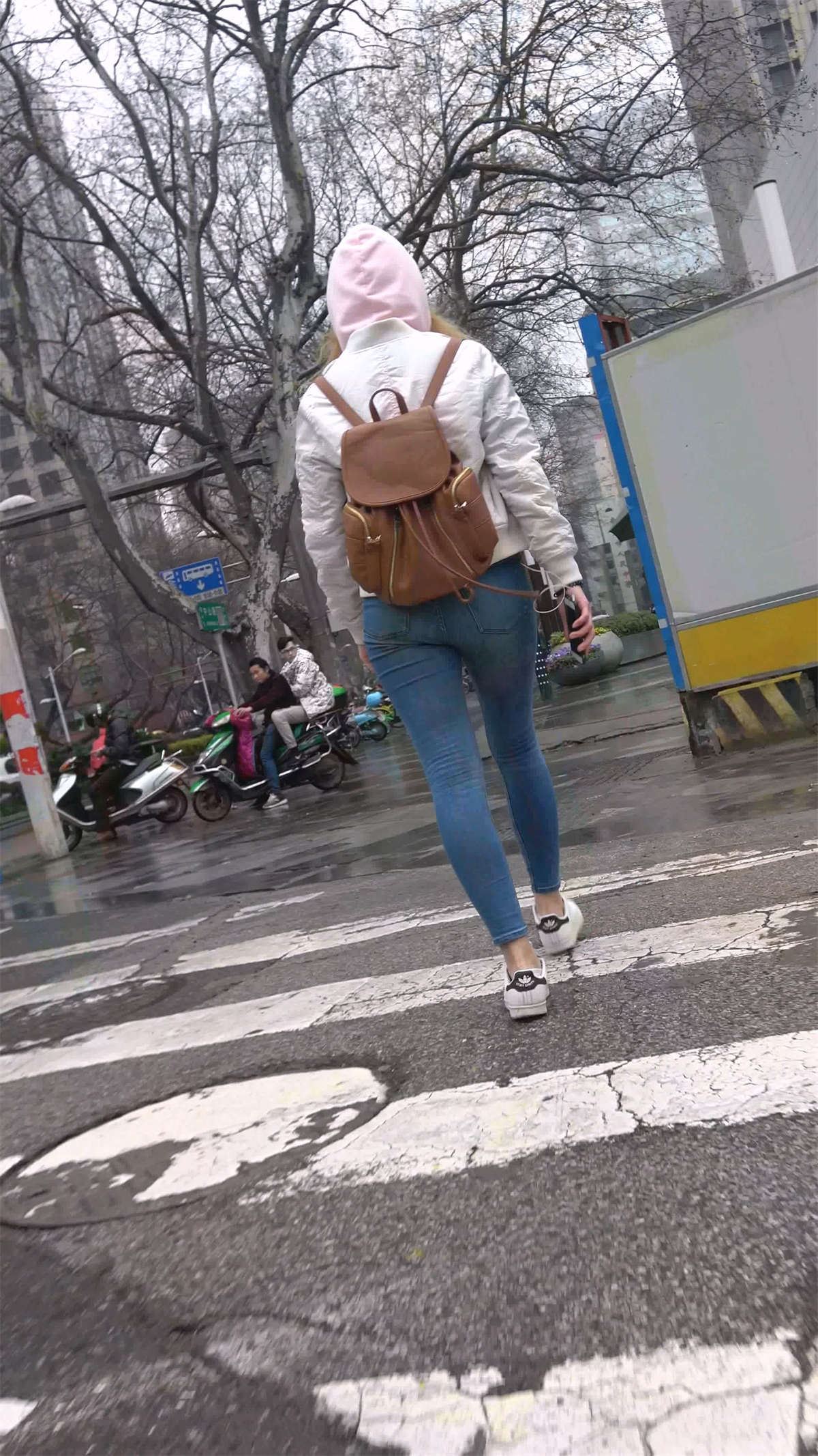 跟拍紧身蓝牛学生妹