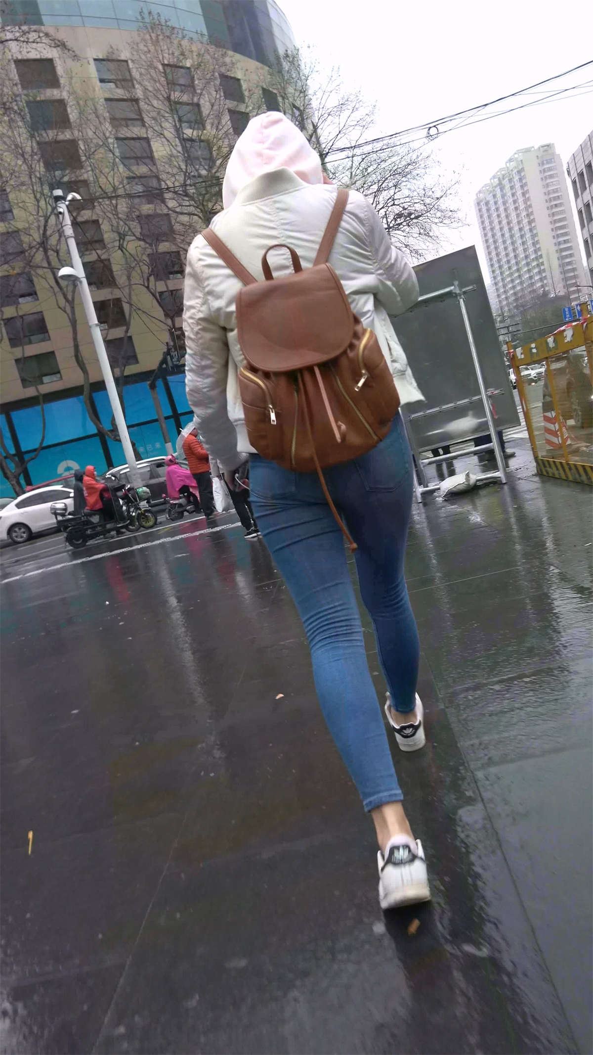 跟拍紧身蓝牛学生妹
