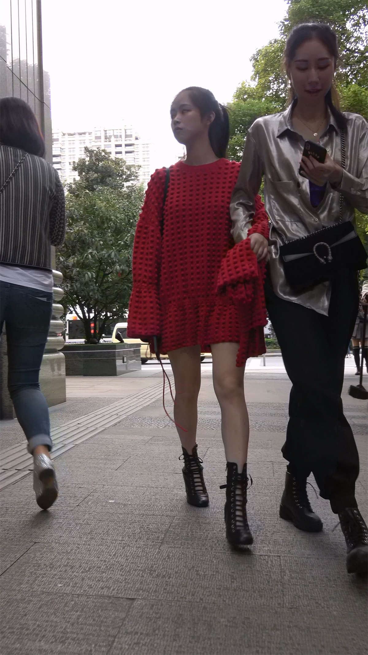 红衣美腿美女
