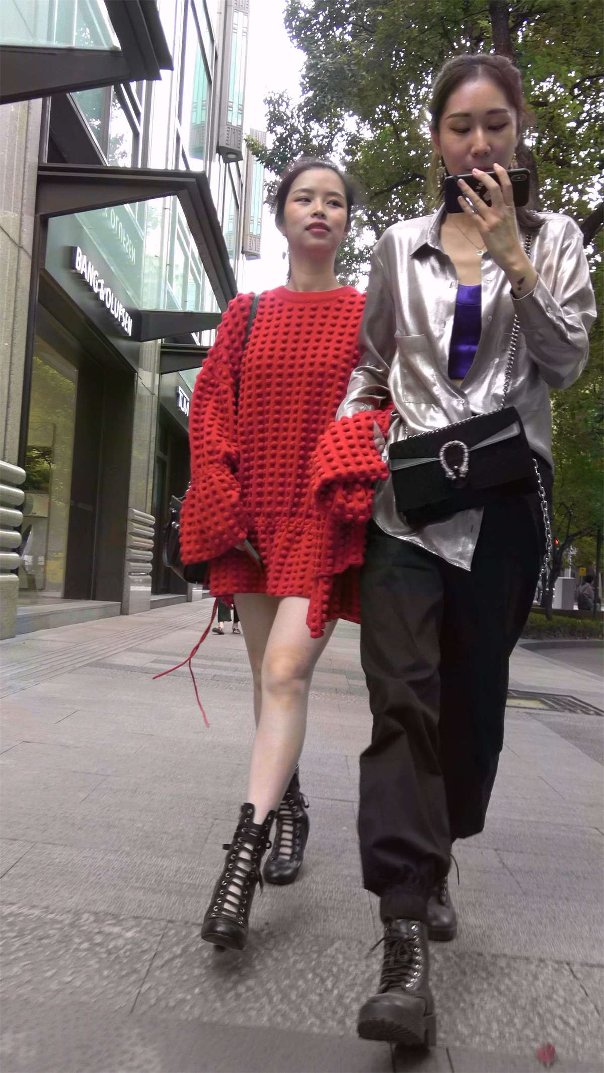 红衣美腿美女