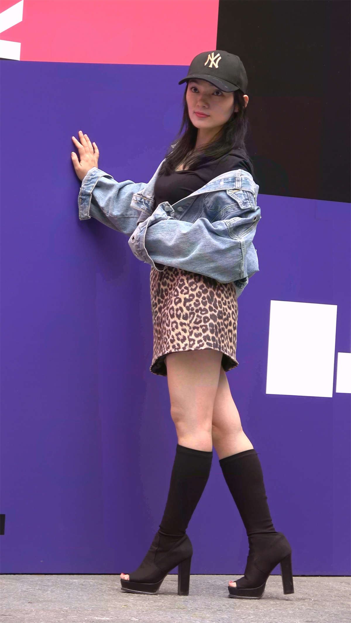时尚豹纹群美丽大方美腿美女