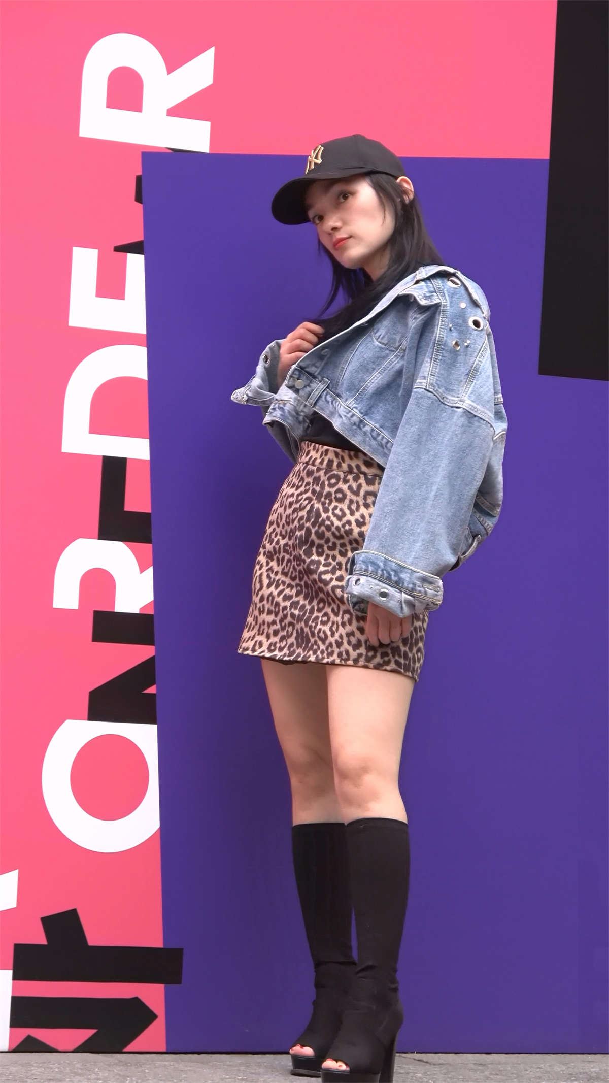 时尚豹纹群美丽大方美腿美女