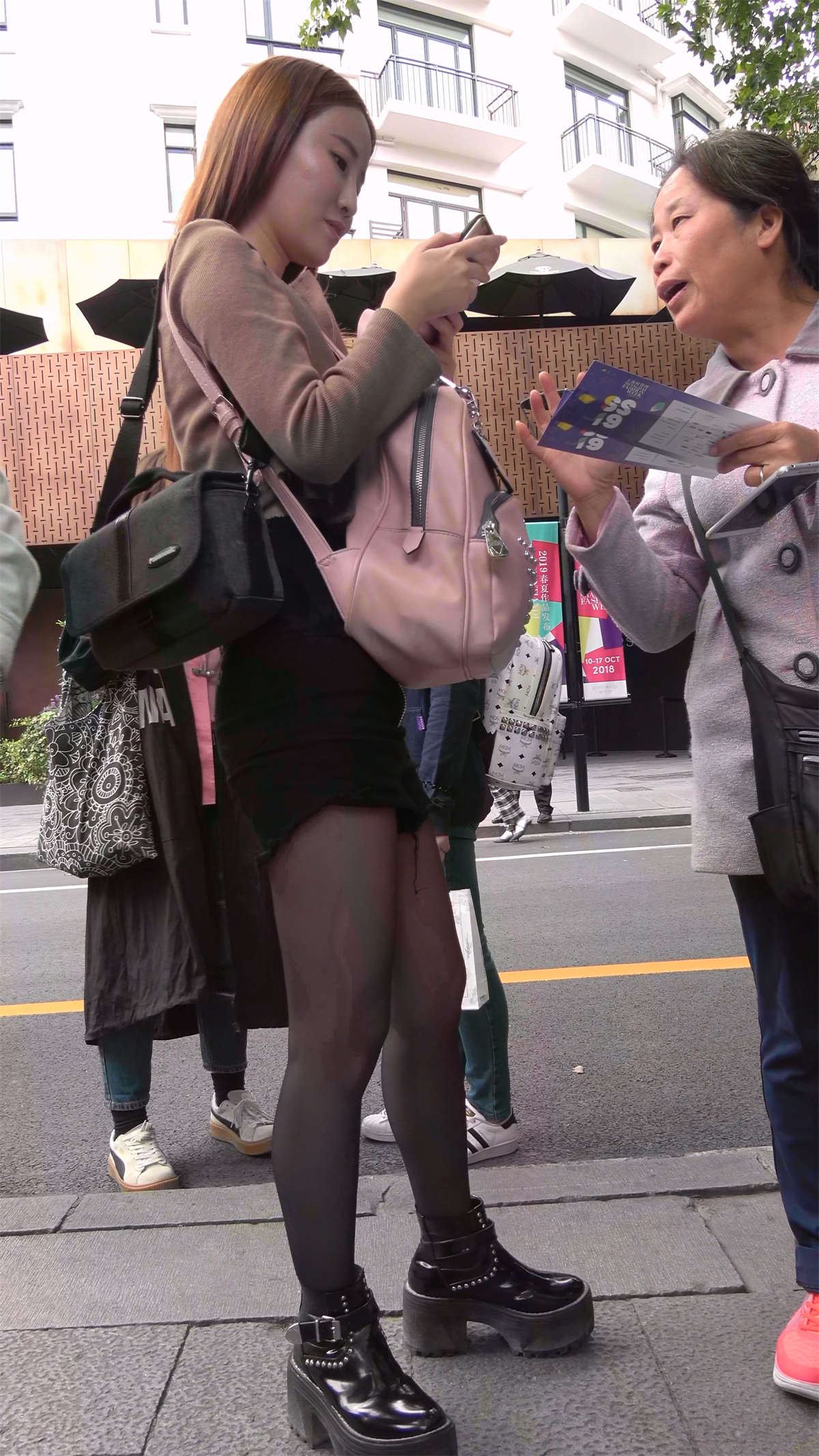 高腰热裤黑丝美腿美妇