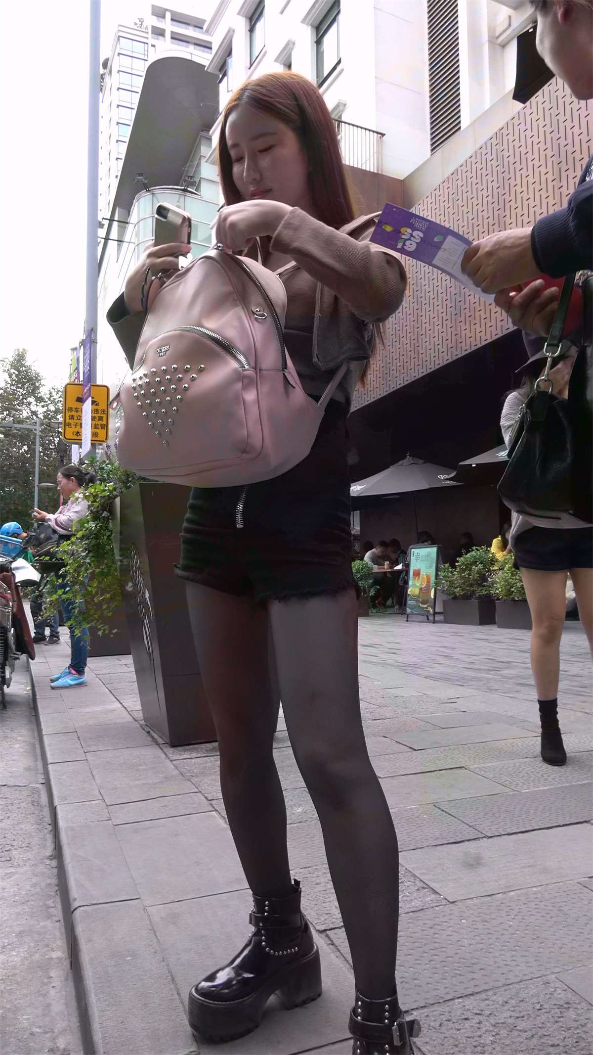 高腰热裤黑丝美腿美妇