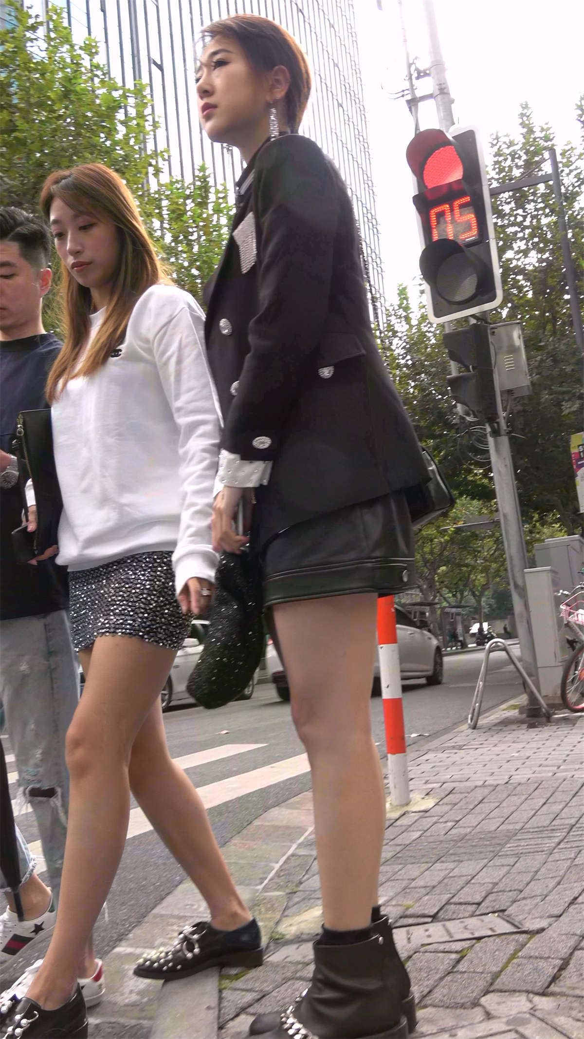 短裙美腿美女