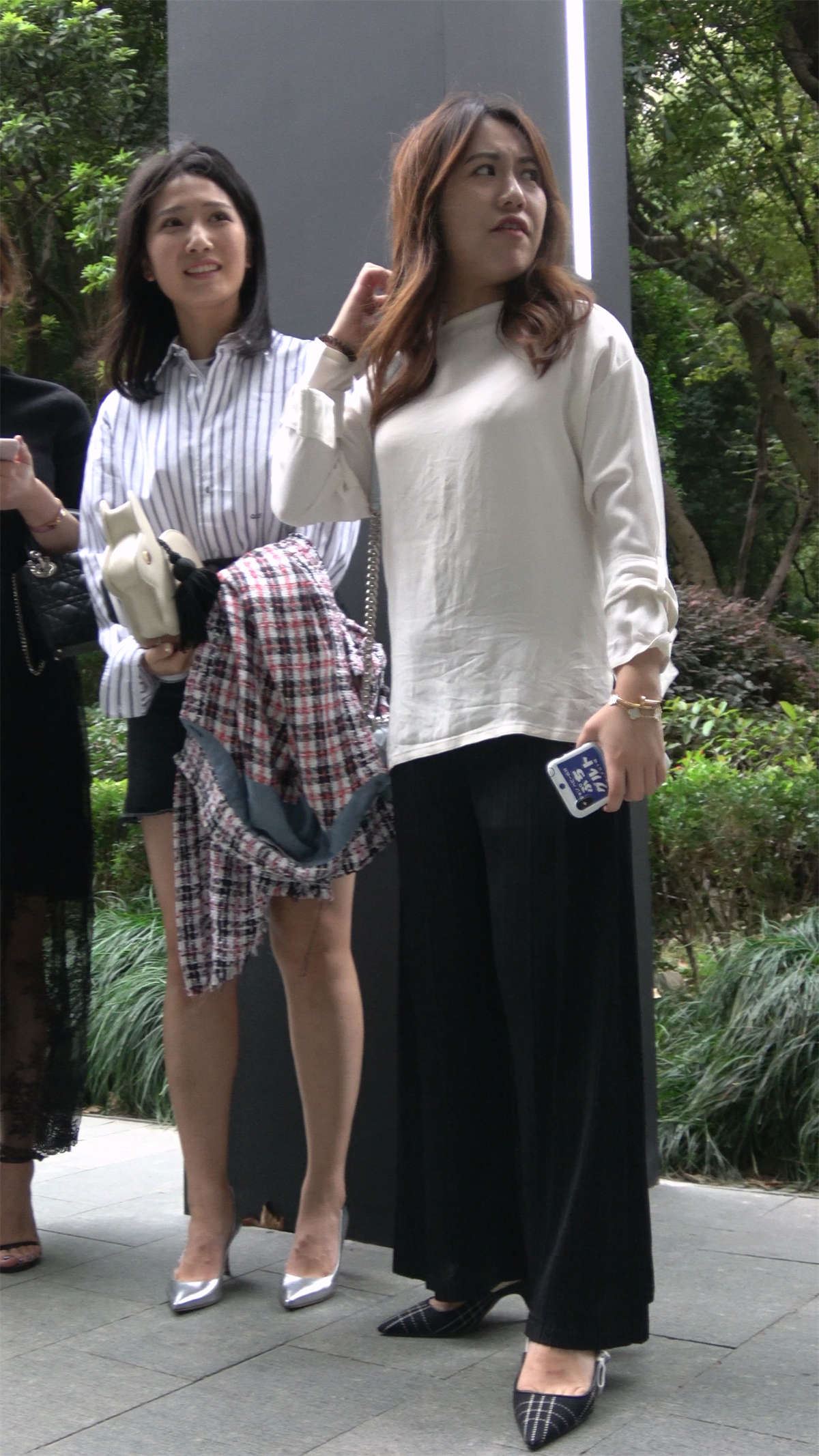 条纹衬衫短裙气质高跟美女