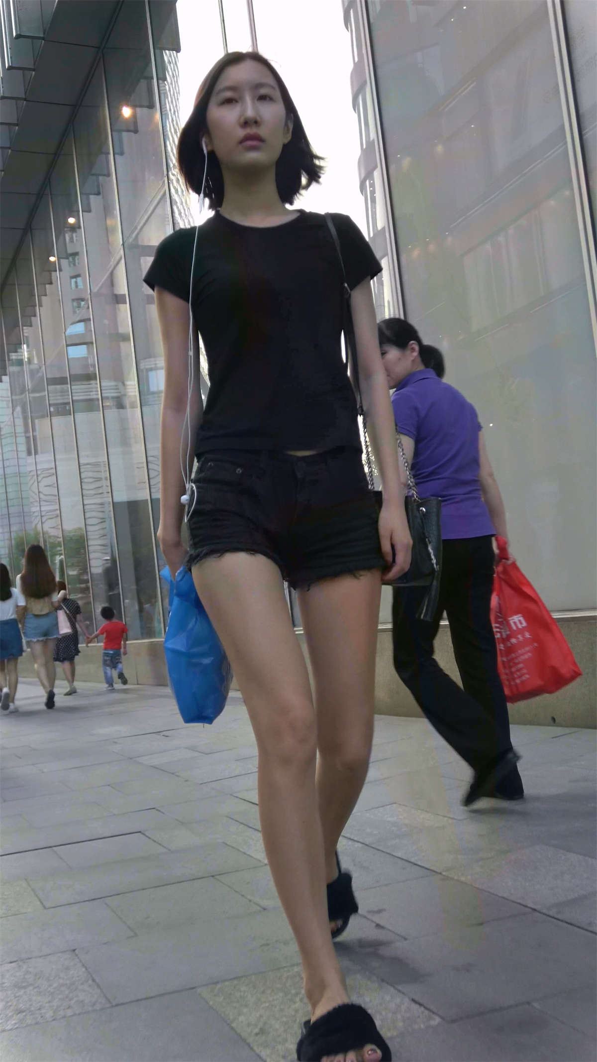 黑衣黑裤热裤MM