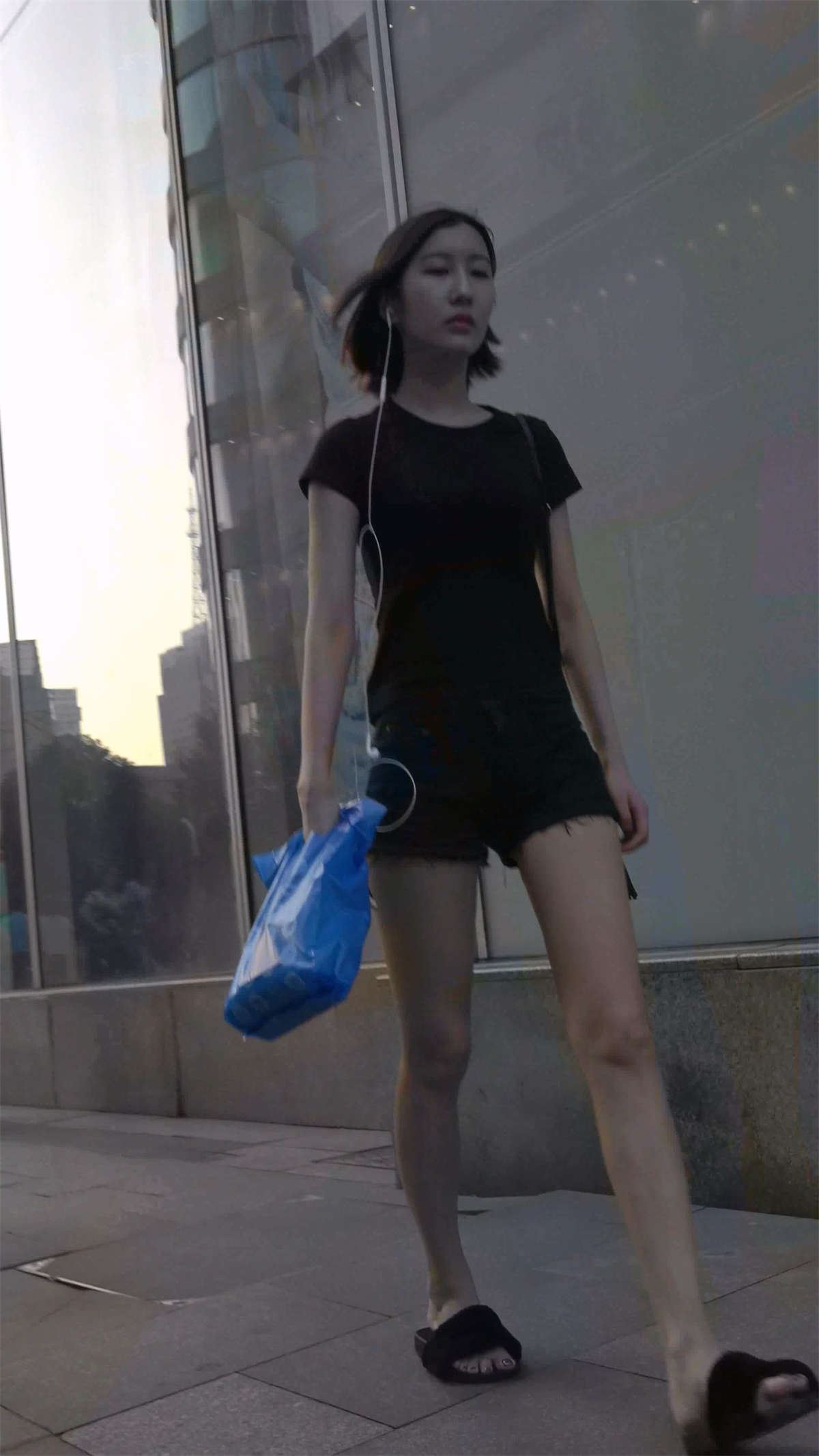 黑衣黑裤热裤MM