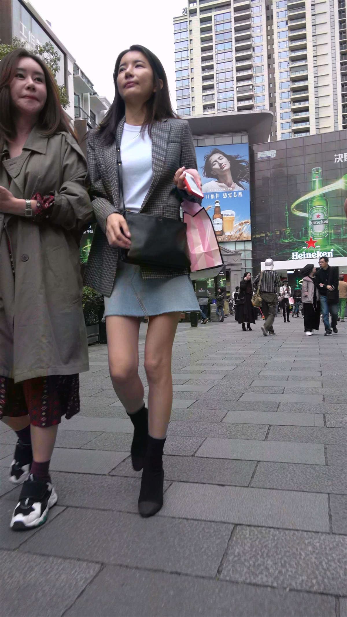 牛仔裙美腿成熟美女