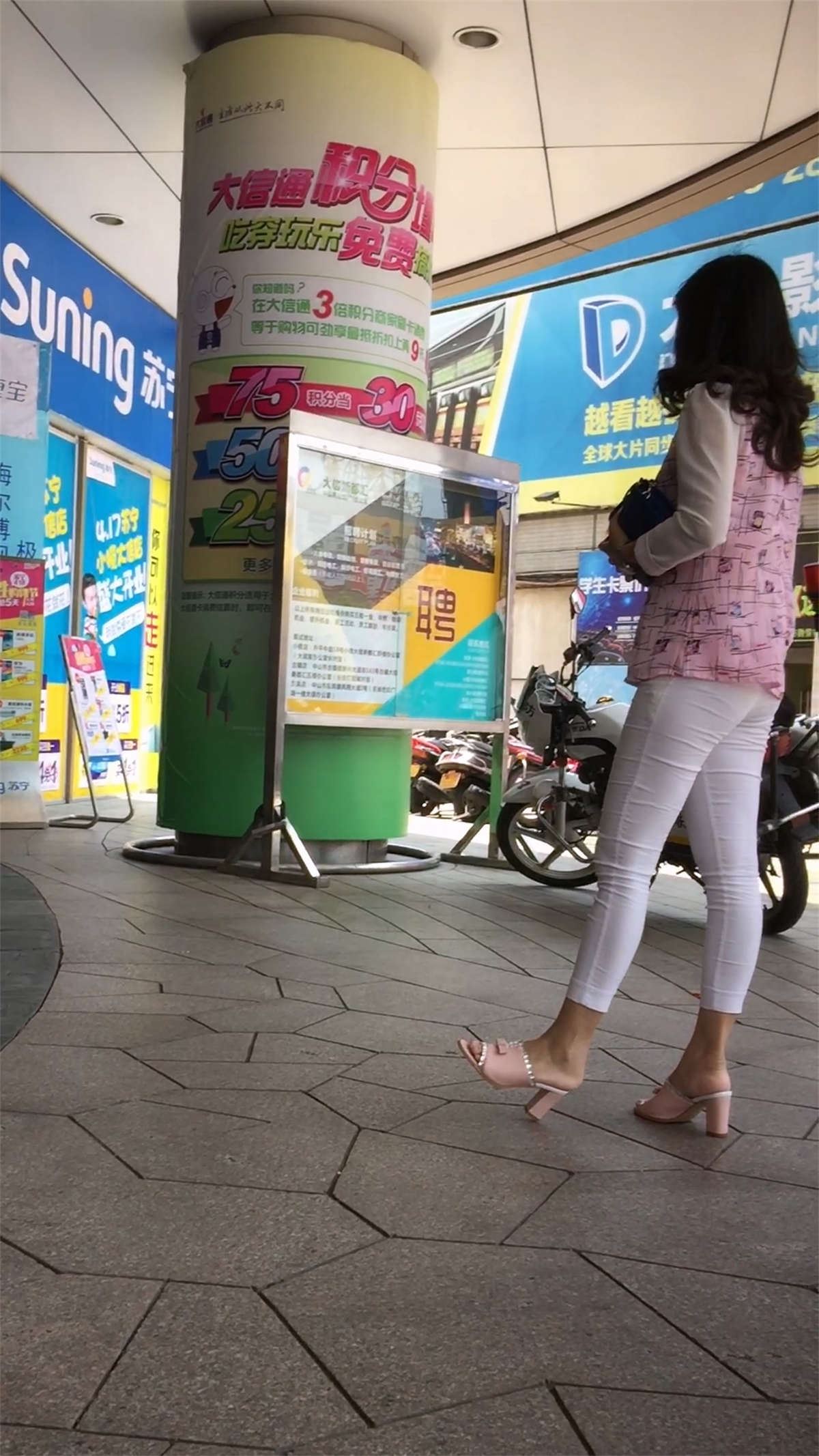 圆臀紧身白裤知性美女