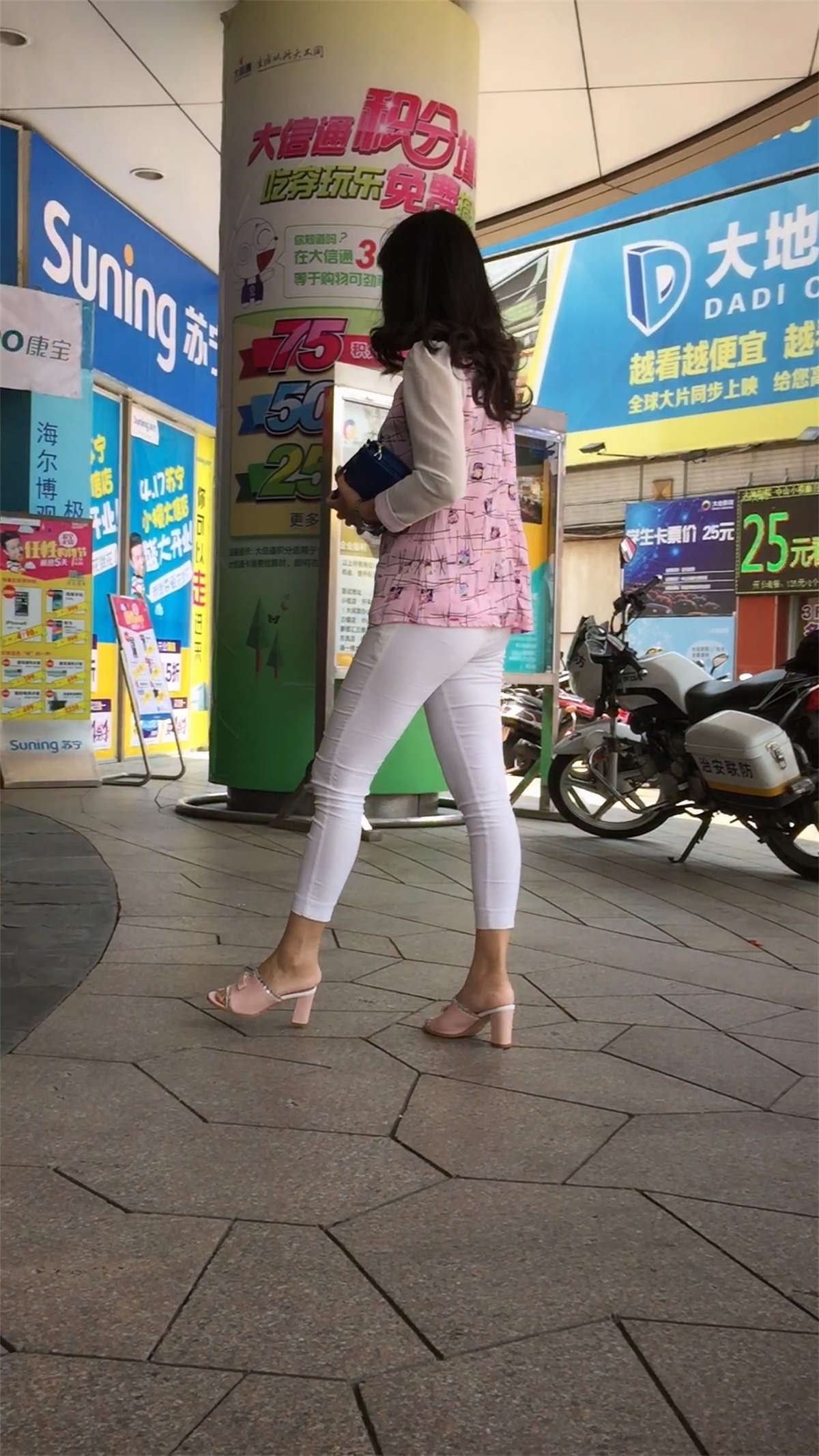 圆臀紧身白裤知性美女