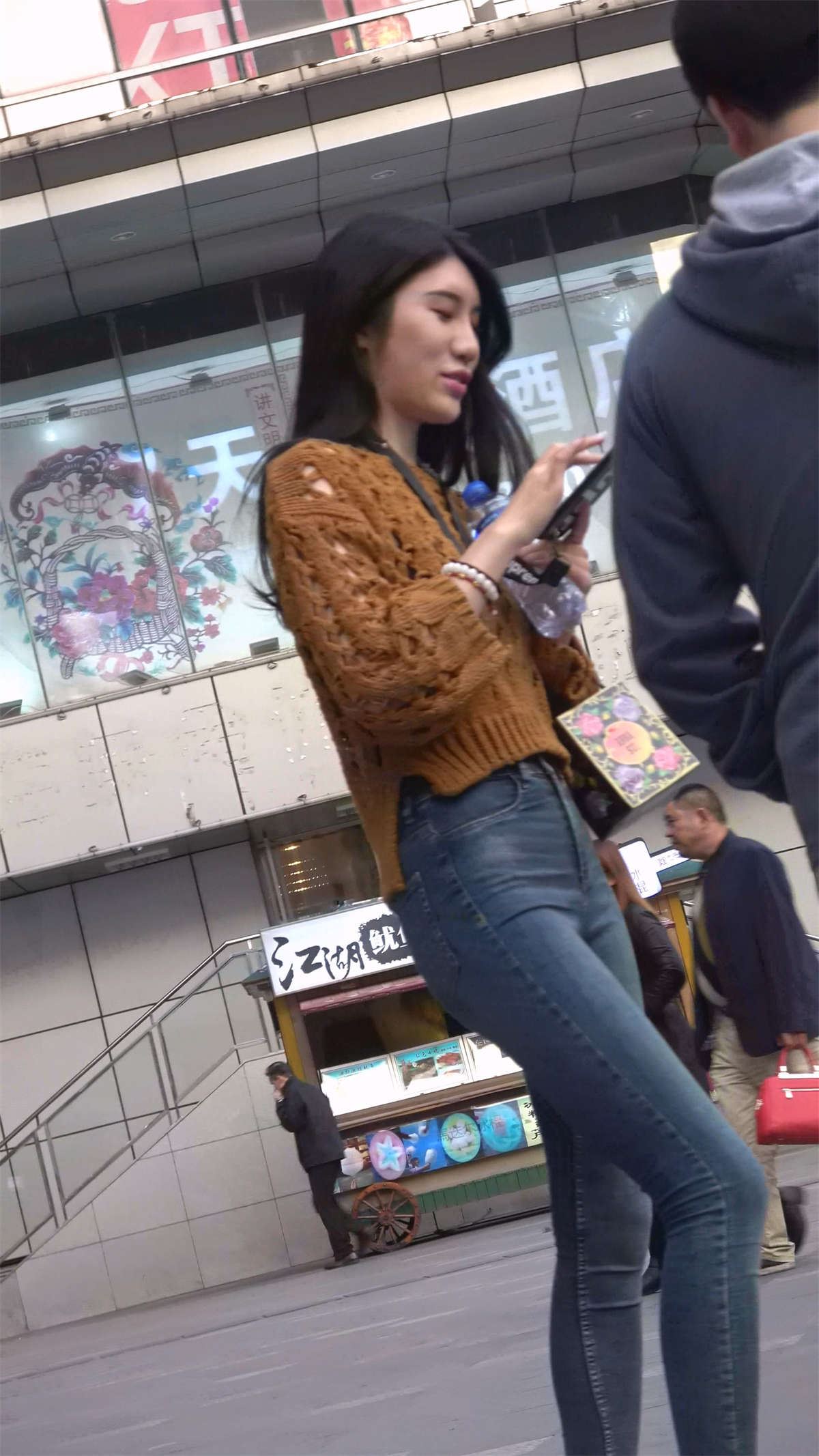 极度紧绷的牛仔裤性感美女