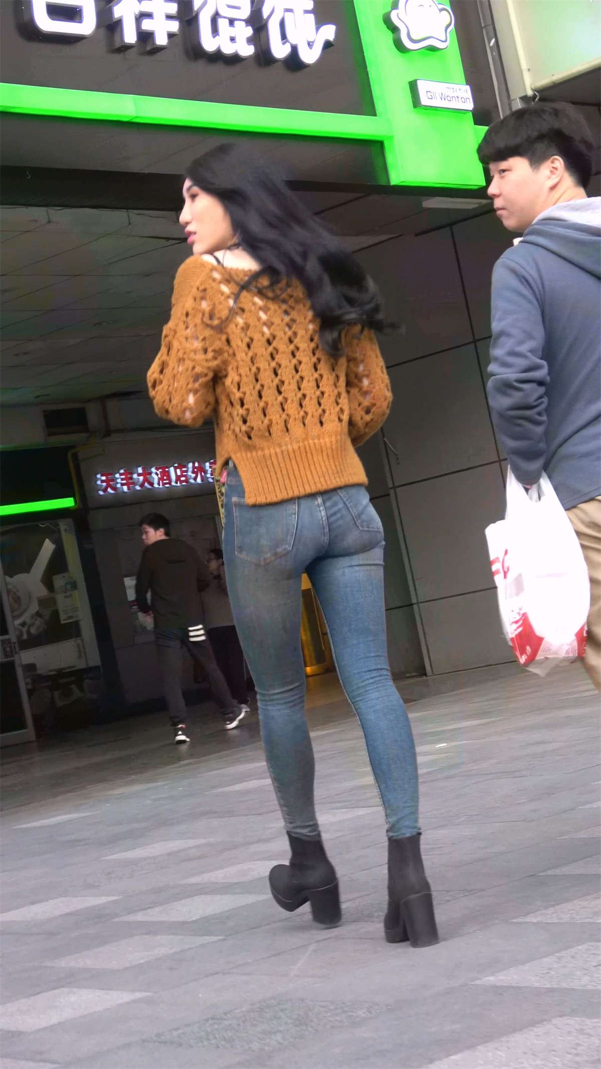 极度紧绷的牛仔裤性感美女
