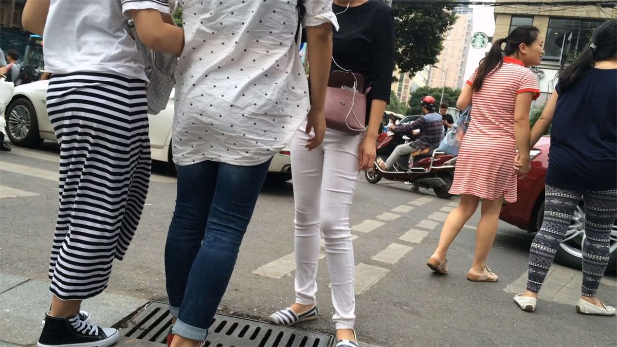极品紧身白裤MM