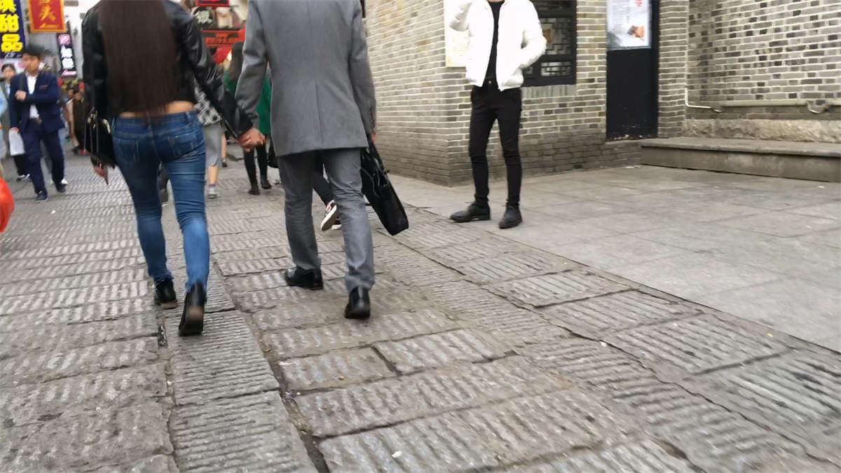 红衣紧身皮裤妹子圆屁股饱满坚挺