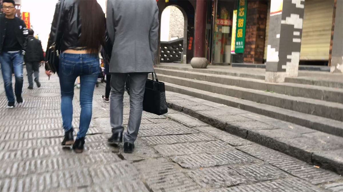 红衣紧身皮裤妹子圆屁股饱满坚挺