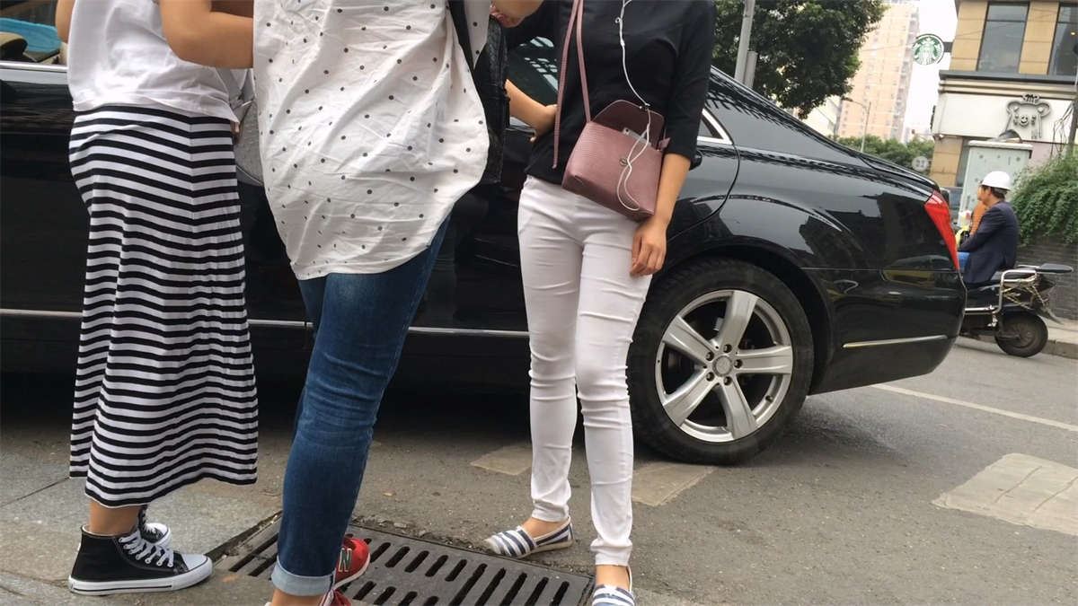 极品紧身白裤MM