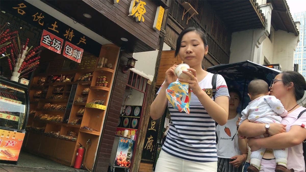 紧身白裤MM勒得也太紧了吧