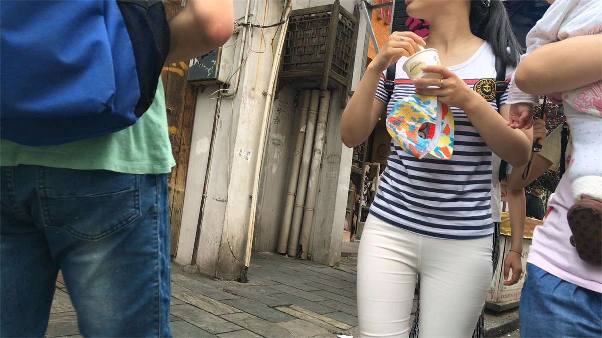 紧身白裤MM勒得也太紧了吧
