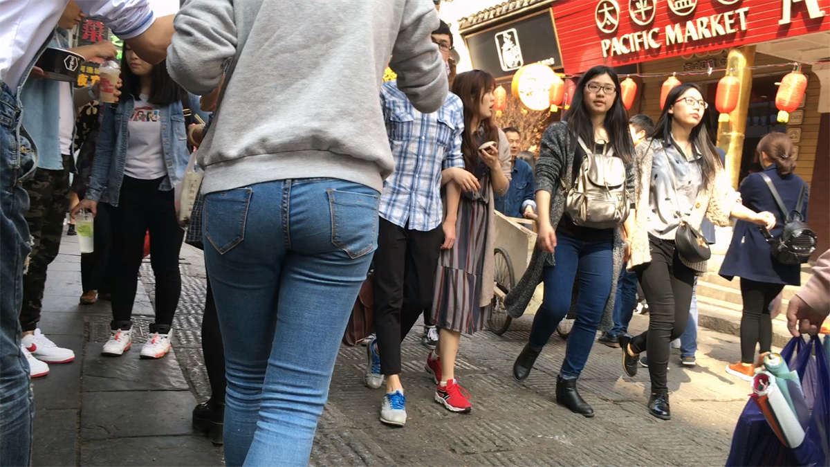 紧身蓝牛学妹屁屁结实紧绷