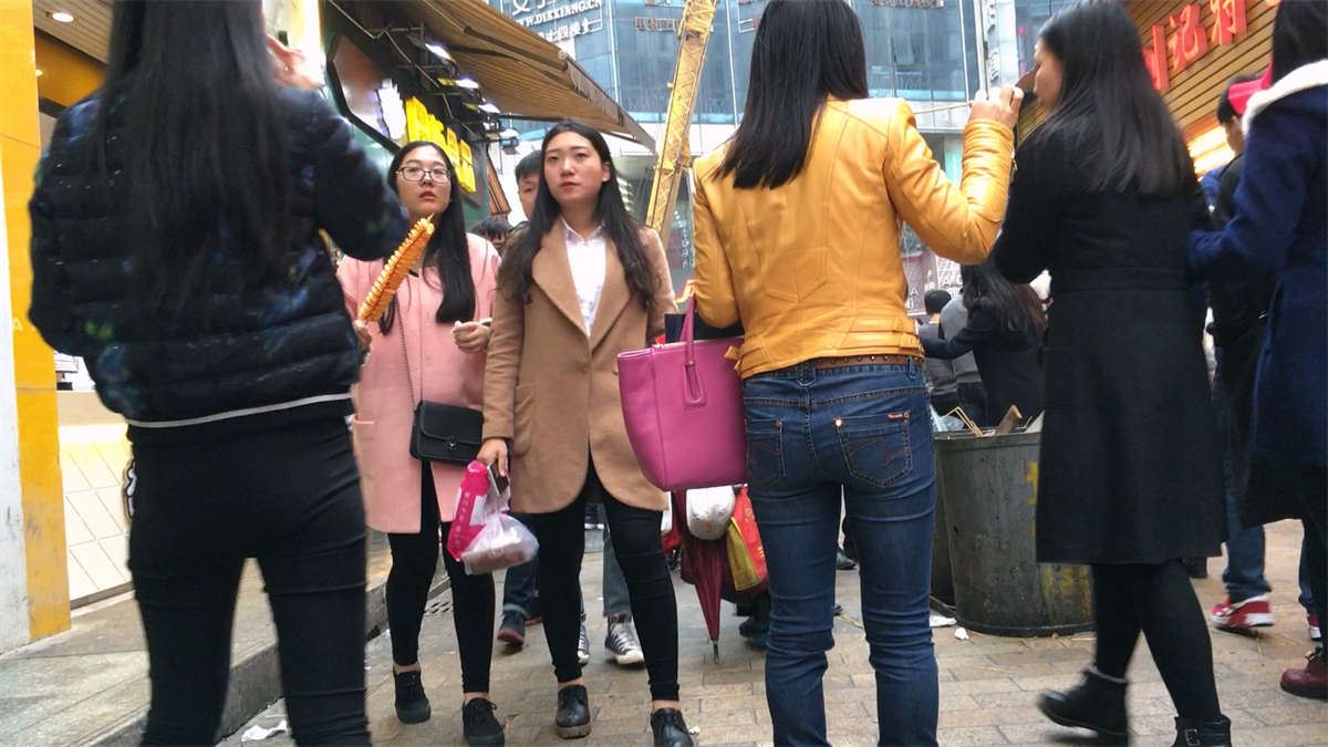 紧身牛仔翘臀姐妹花