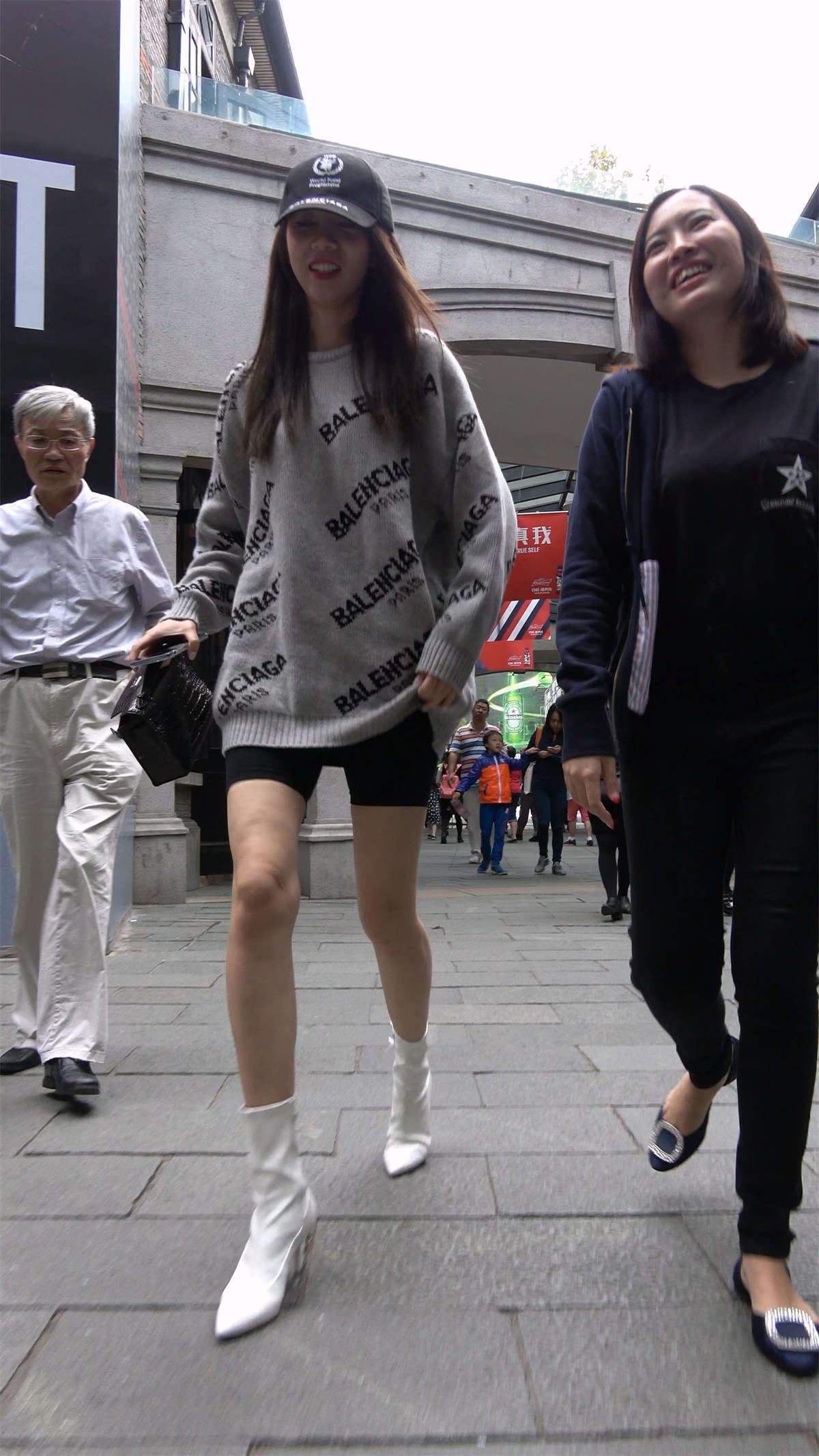 这美女身材得有两米高吧