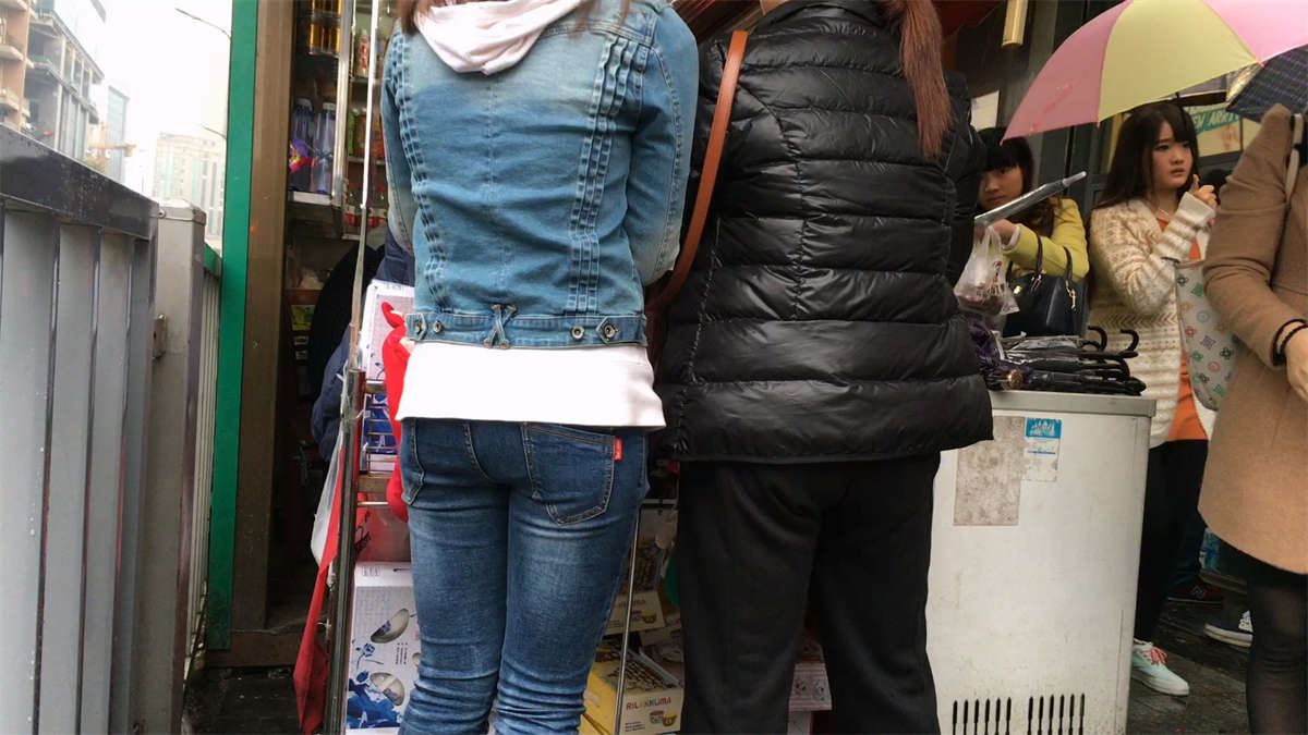 超级紧绷牛仔裤美眉