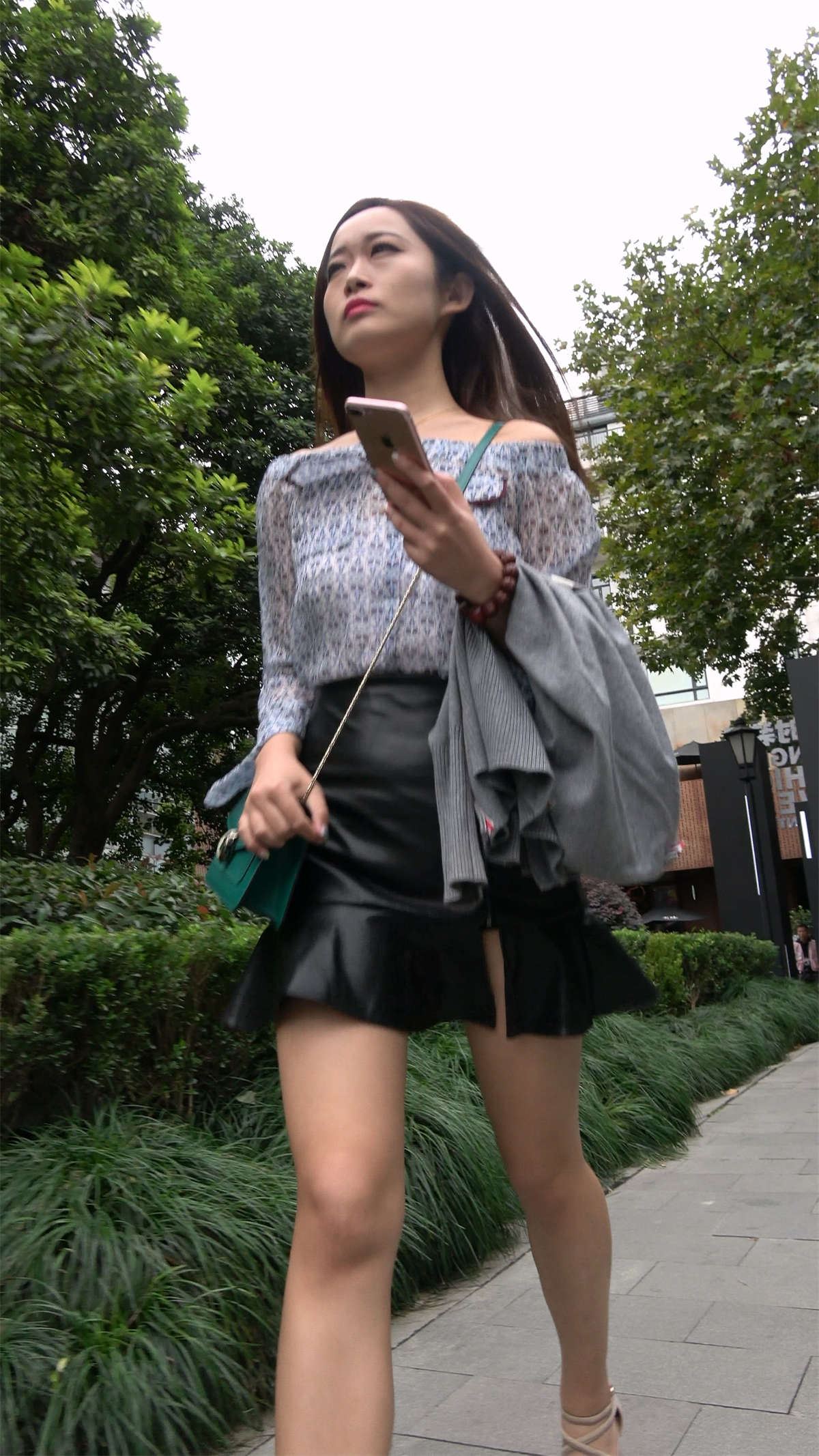 皮裙气质美女