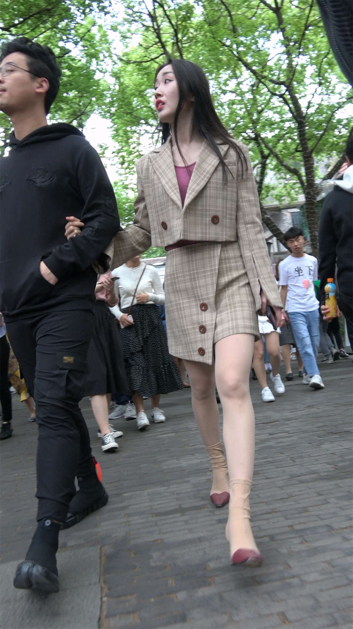 气质的短裙丝袜美女