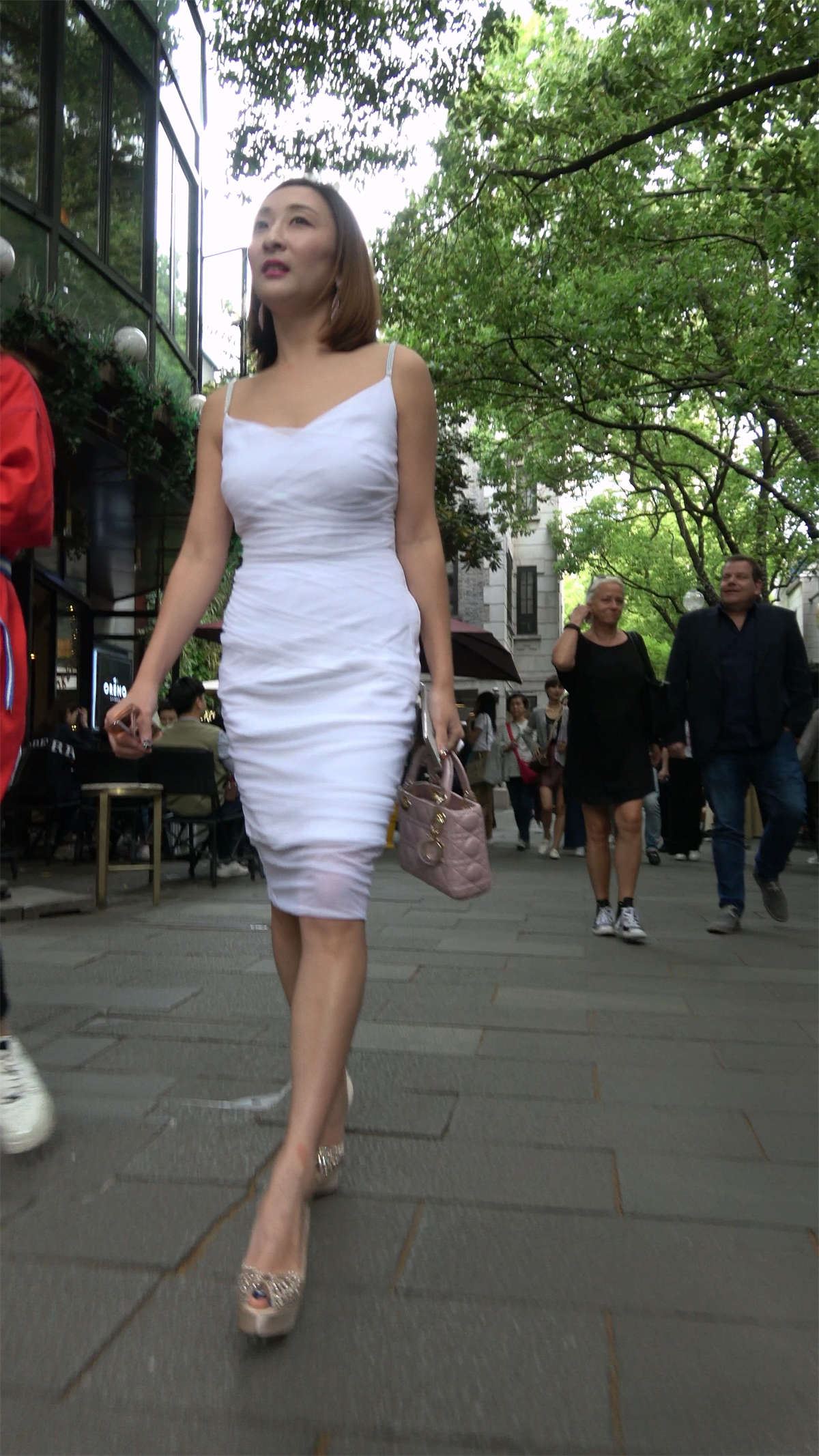 白色吊带包臀裙少妇