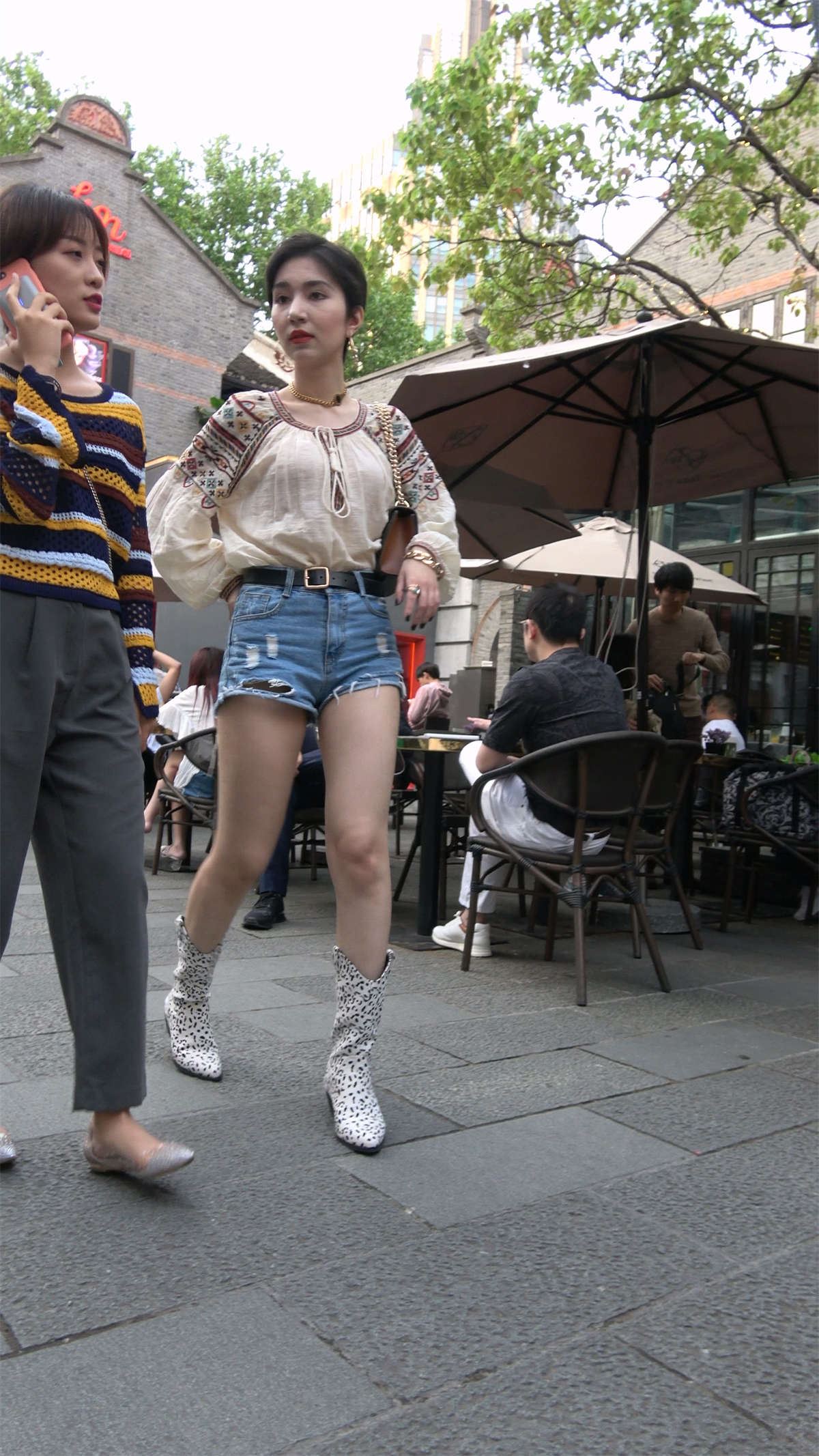 大长腿热裤短发美女
