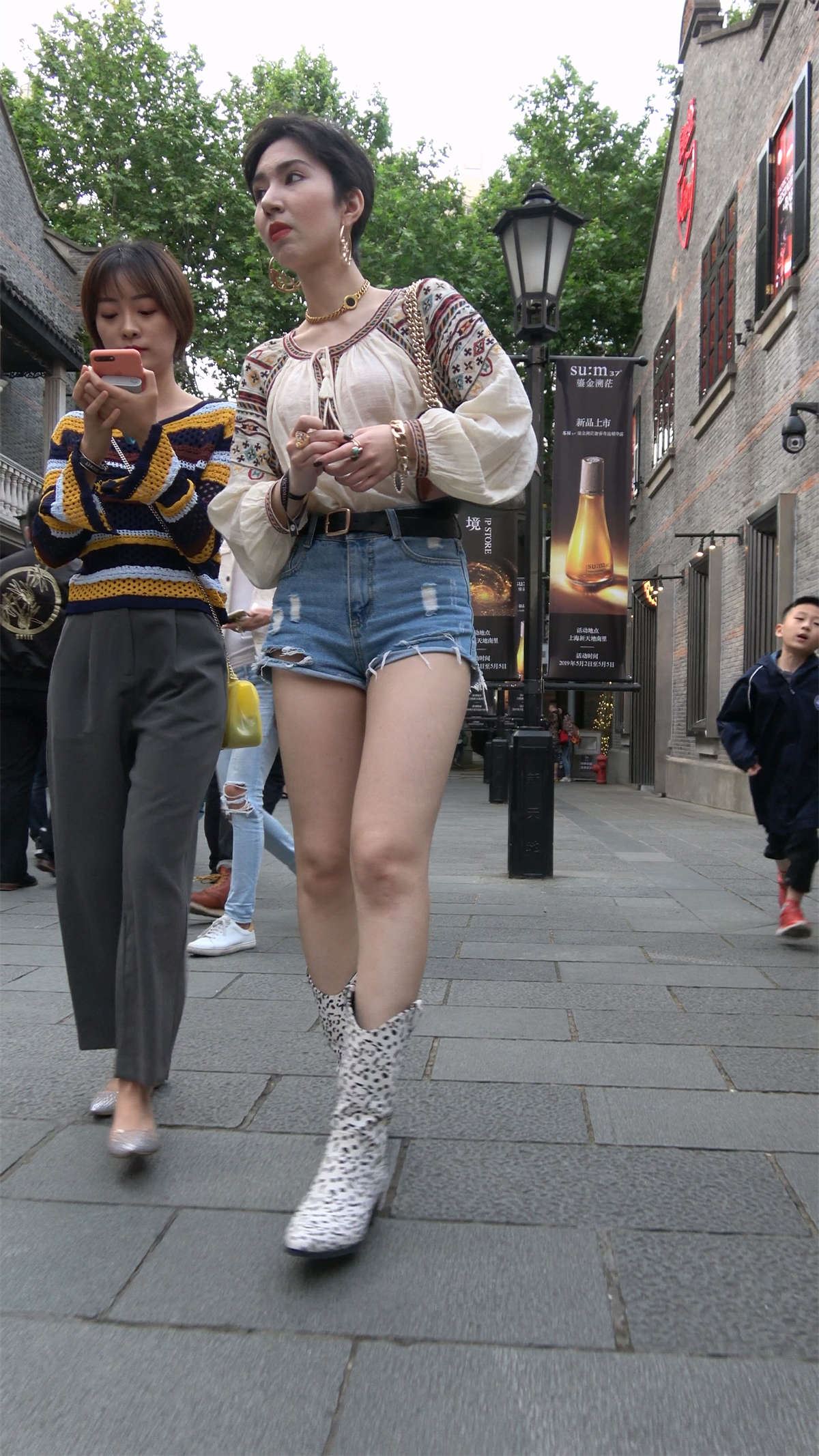 大长腿热裤短发美女