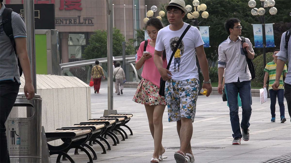 一双被高跟鞋伤过的美足