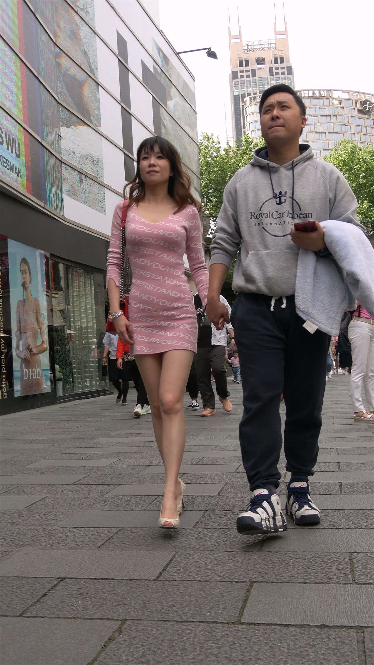 性感身材粉色短裙高跟美女