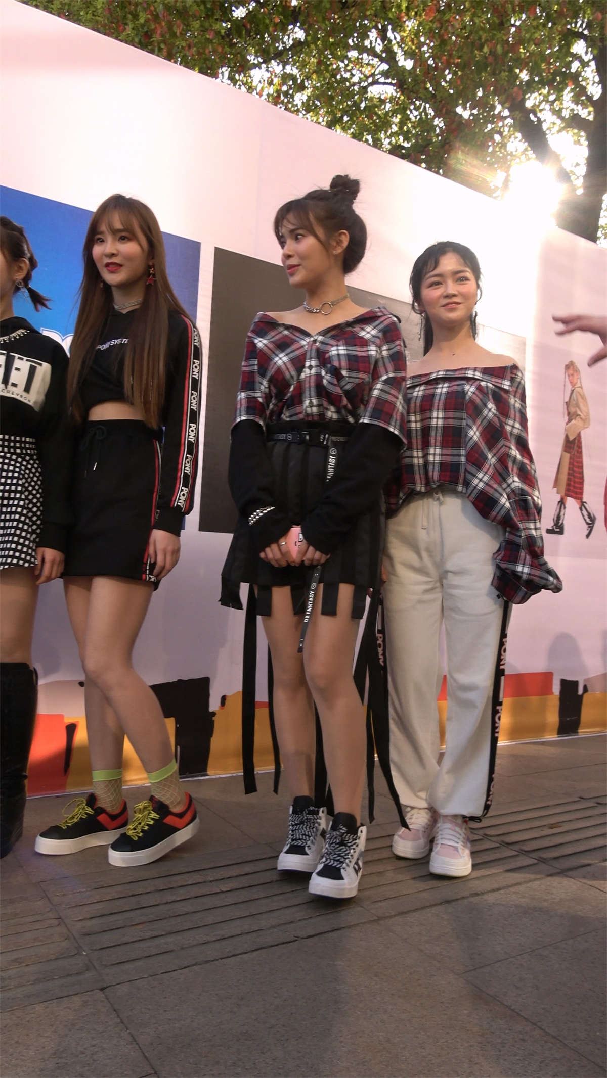 美女扎堆拍照