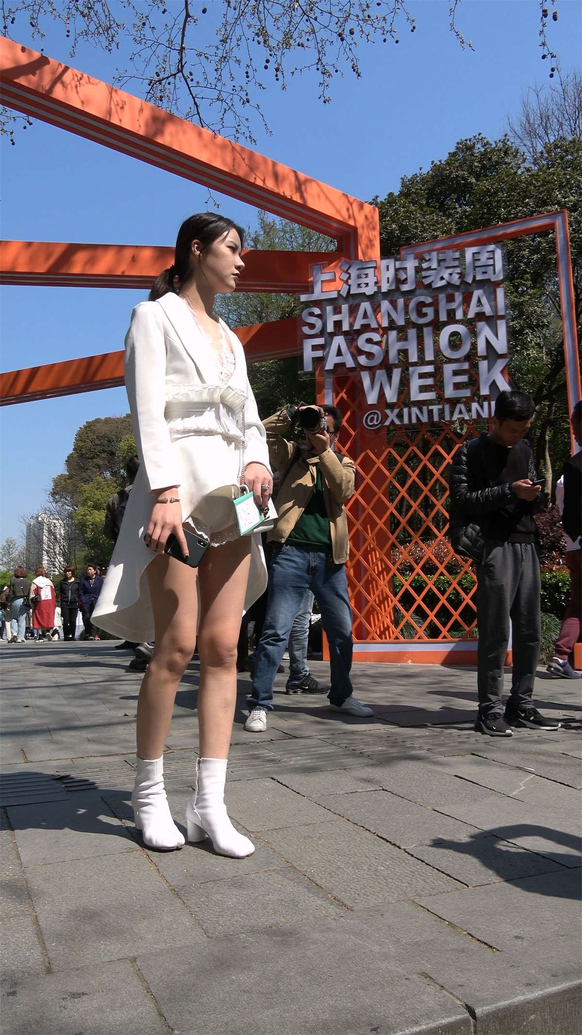 精致时尚的白短靴白衣女子