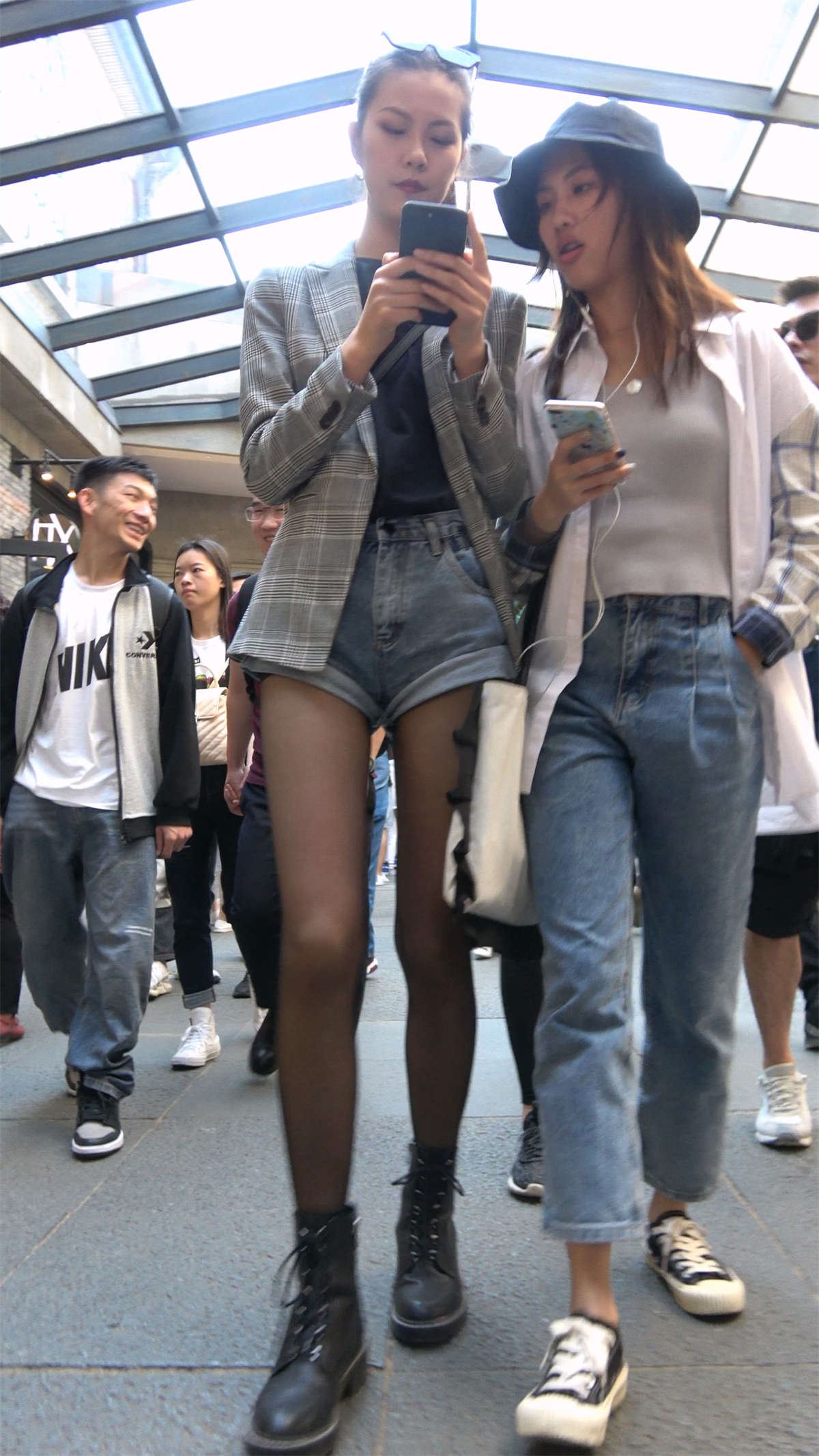 大长腿黑丝热裤美女