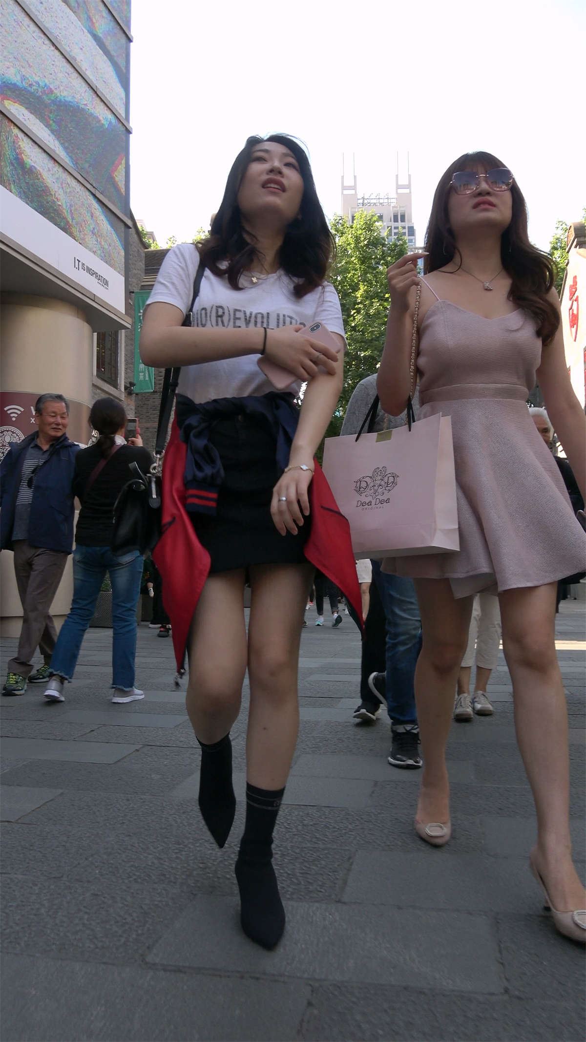 吊带裙美女
