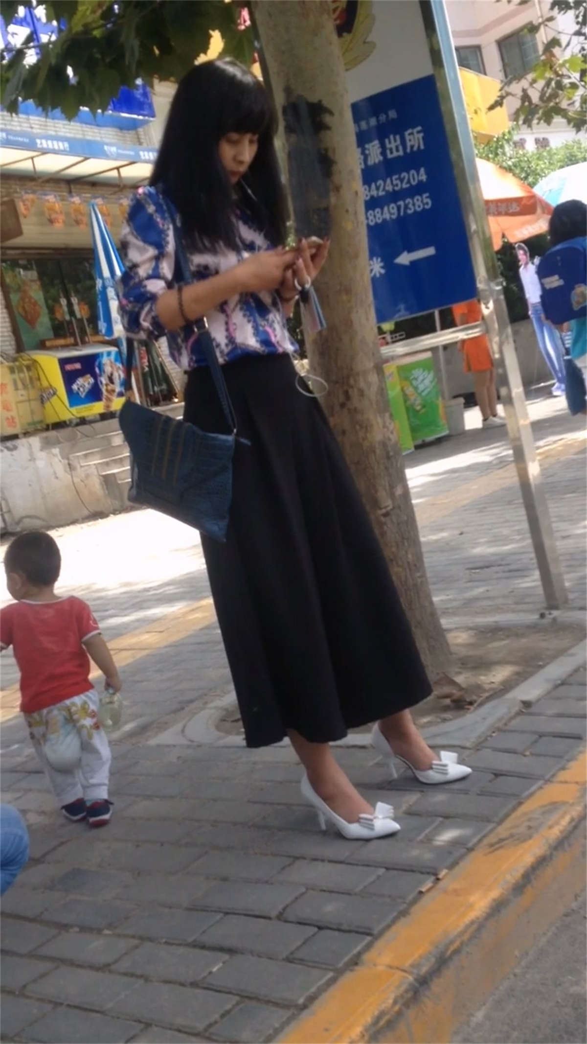 等车的高跟鞋美女