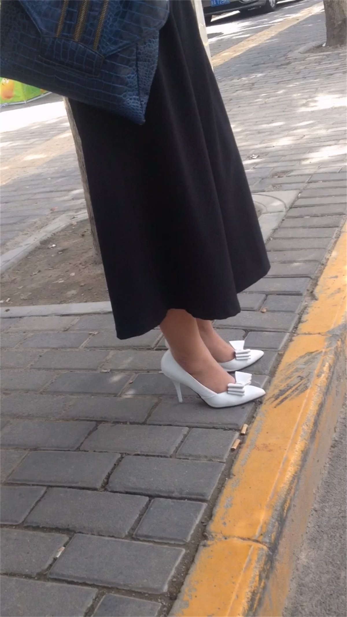 等车的高跟鞋美女