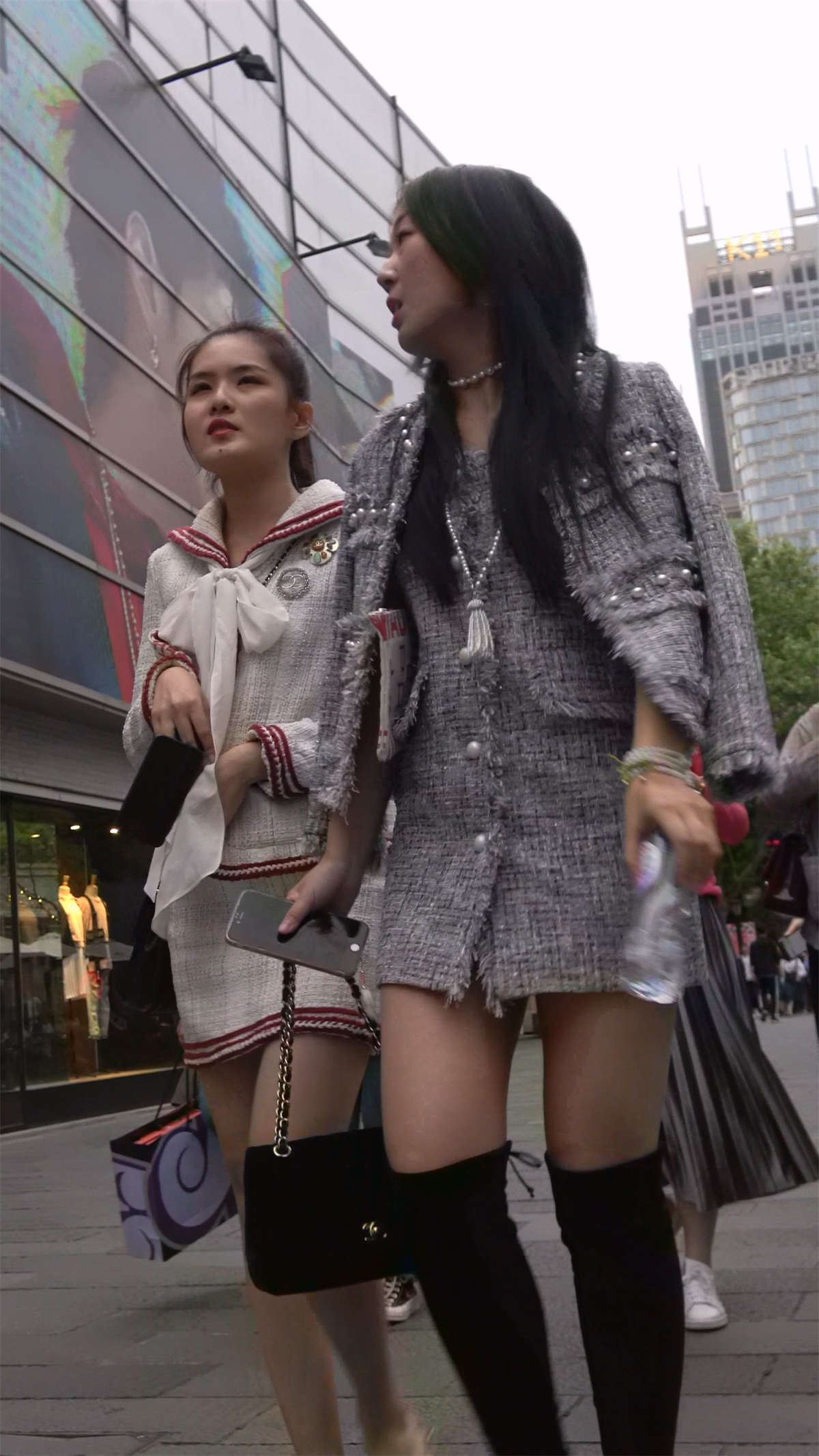 短裙美女姐姐两枚