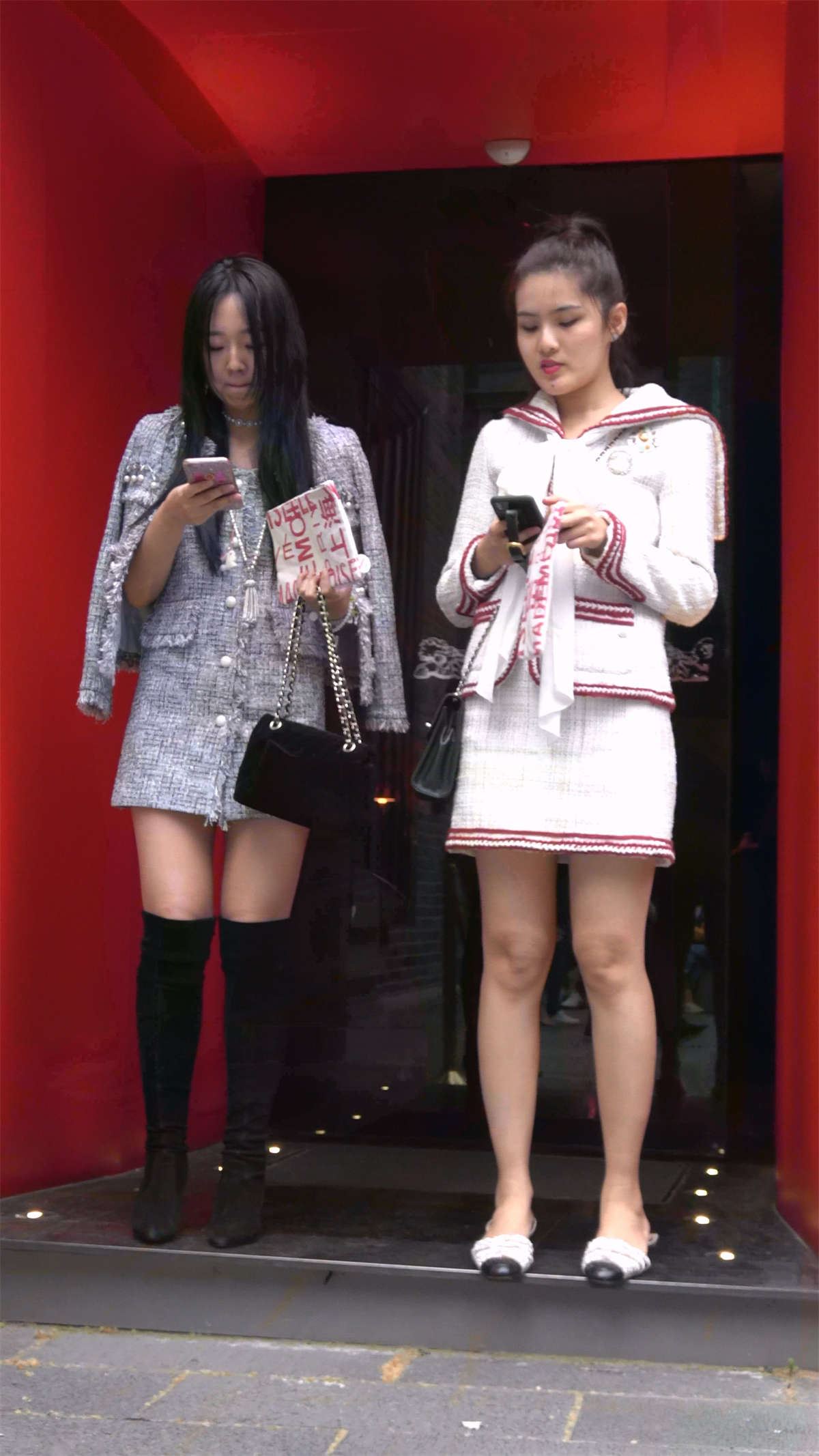 短裙美女姐姐两枚