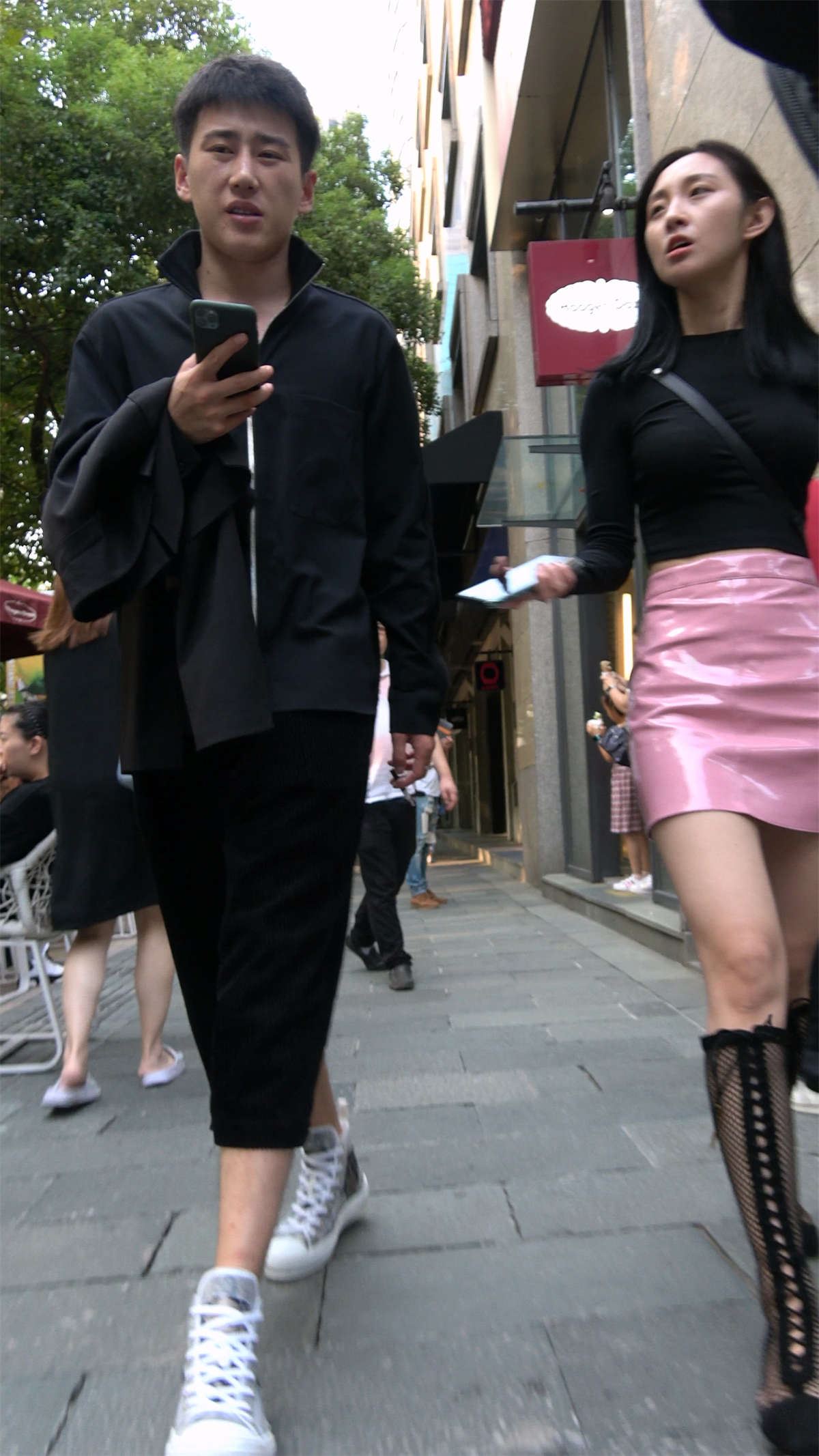 粉色短裙超漂亮的小女子