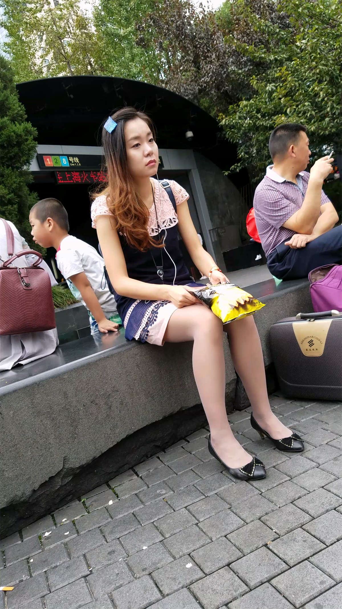 广场上的连衣裙肉丝